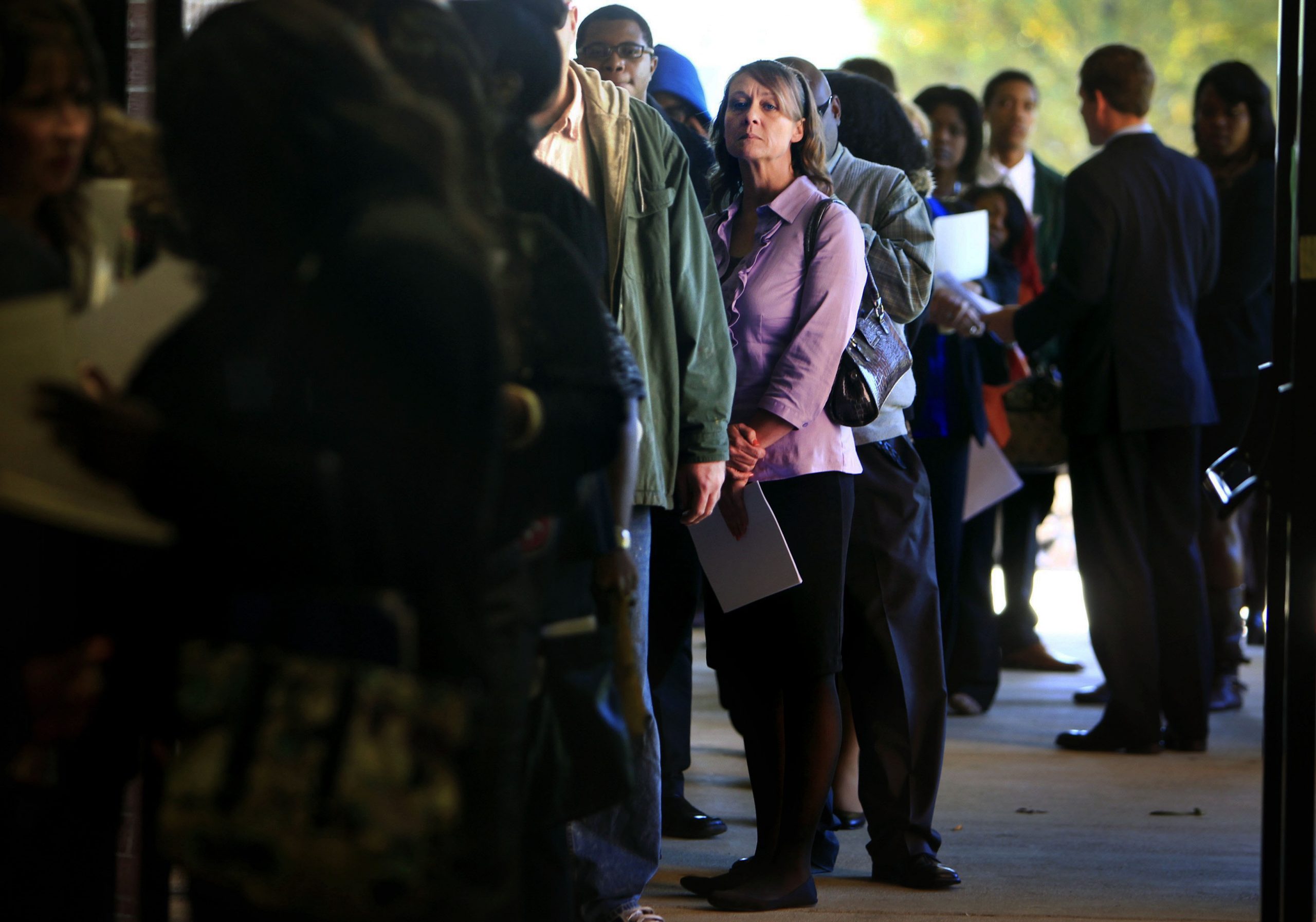 Weekly US jobless claims drop 42,000 to 338,000