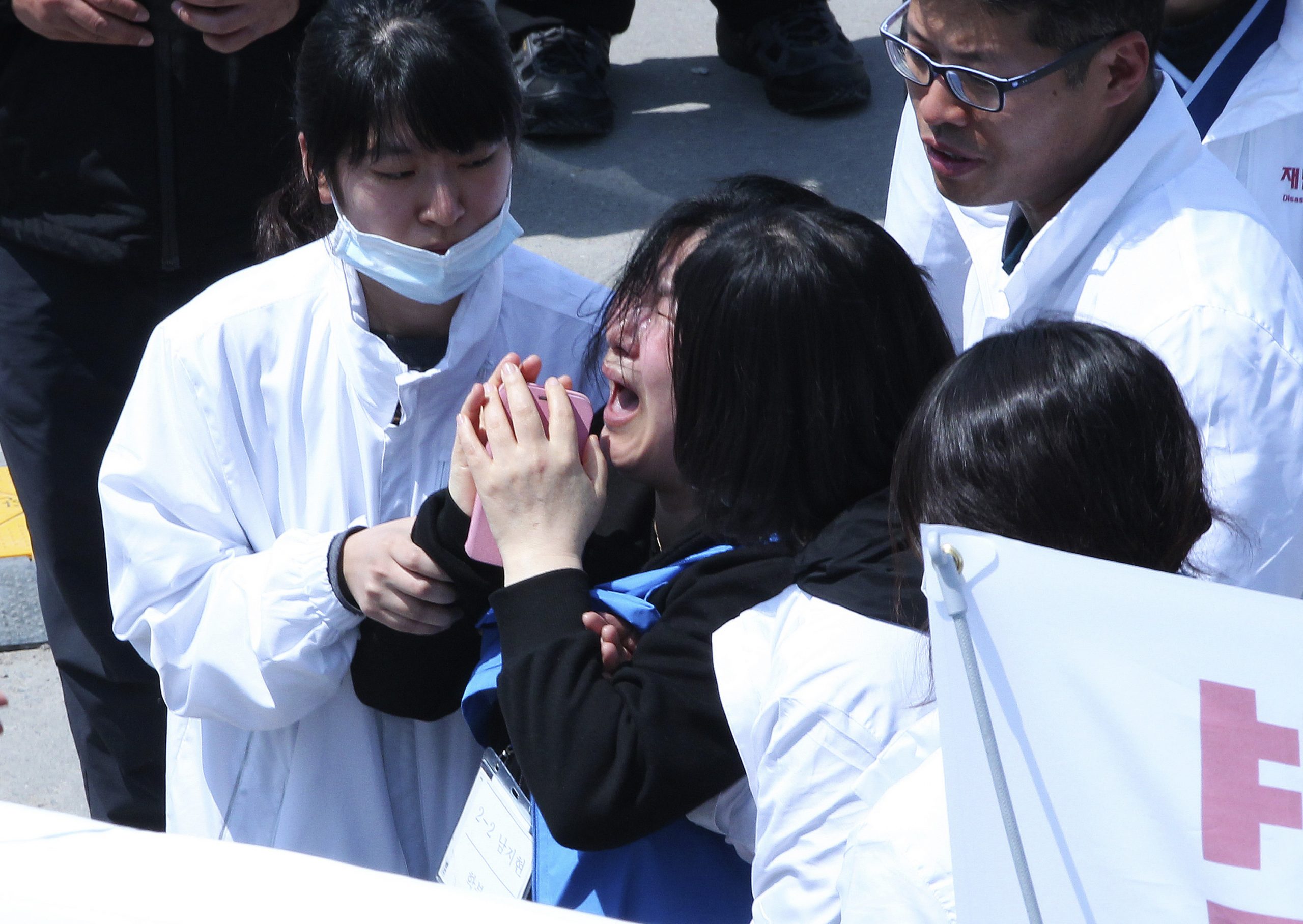 SKorea ferry toll hits 159 as relatives wait