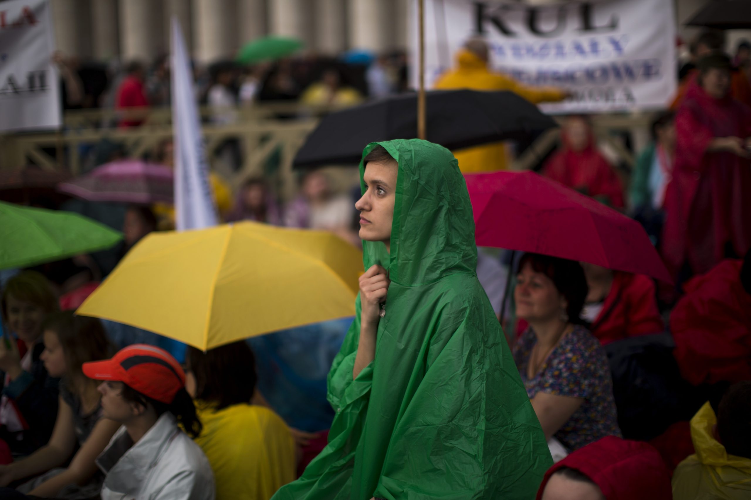 Joyful pilgrims pour into Rome for saint ceremony