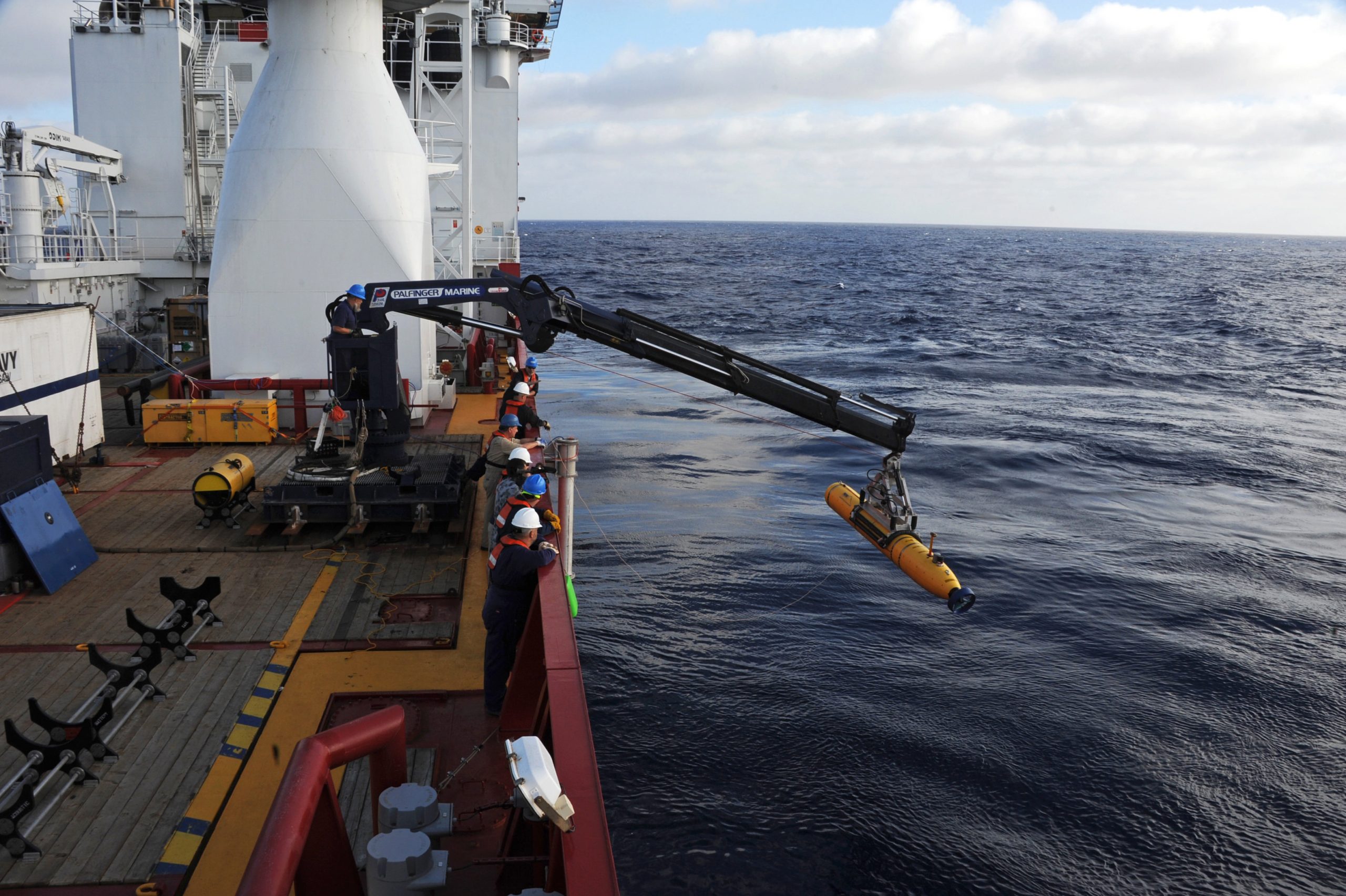 Robot sub makes first complete search for plane
