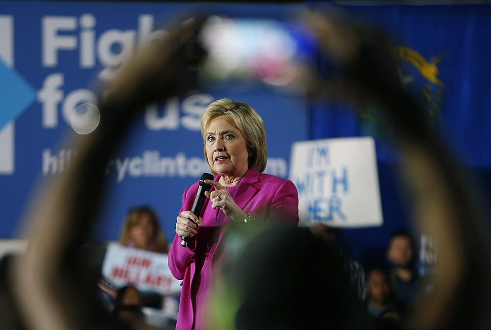 Dem candidates won’t take bite out of Apple vs. FBI
