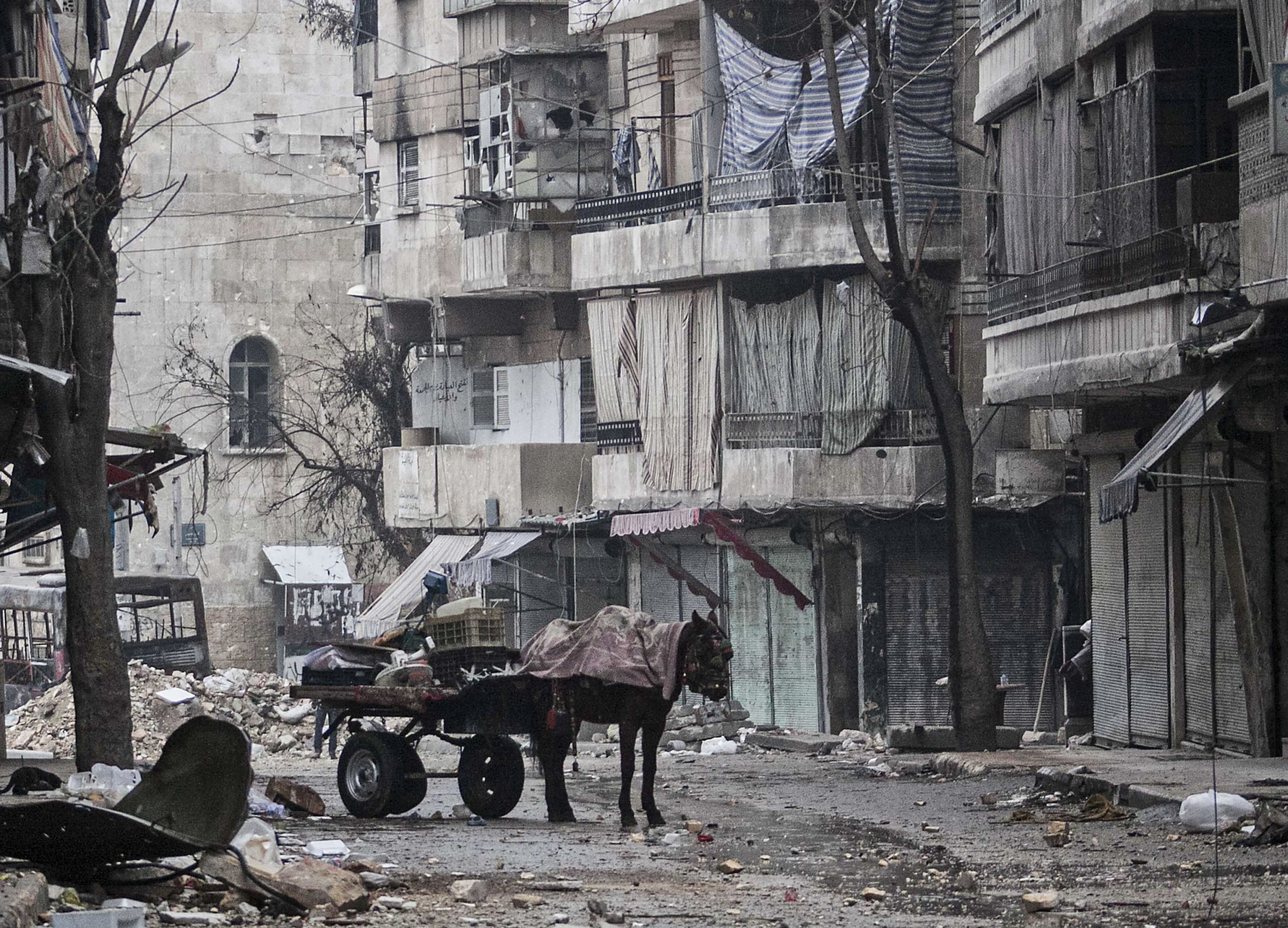 Syrian troops battle rebels in Damascus suburbs