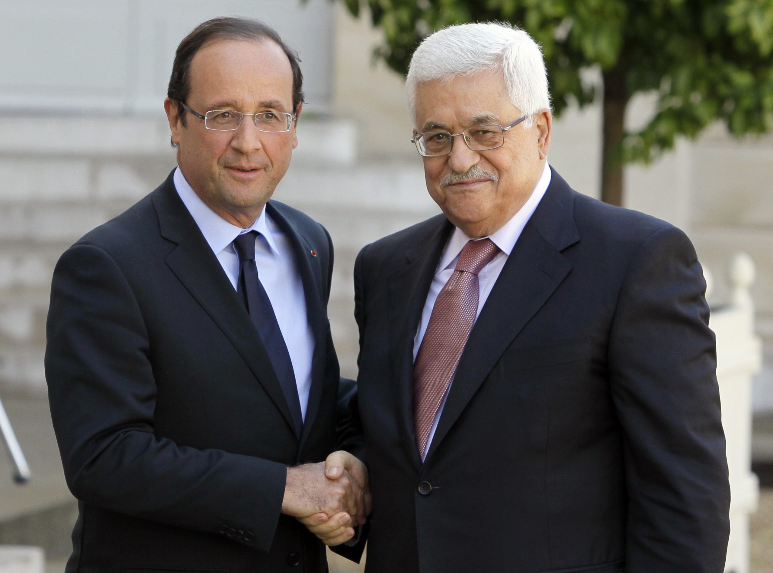 Palestinians mull non-member state status at UN