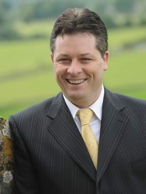 World-renowned Tenor Anthony Kearns is performing in Middleburg, Va. at Military Charities' Benefit on Saturday.