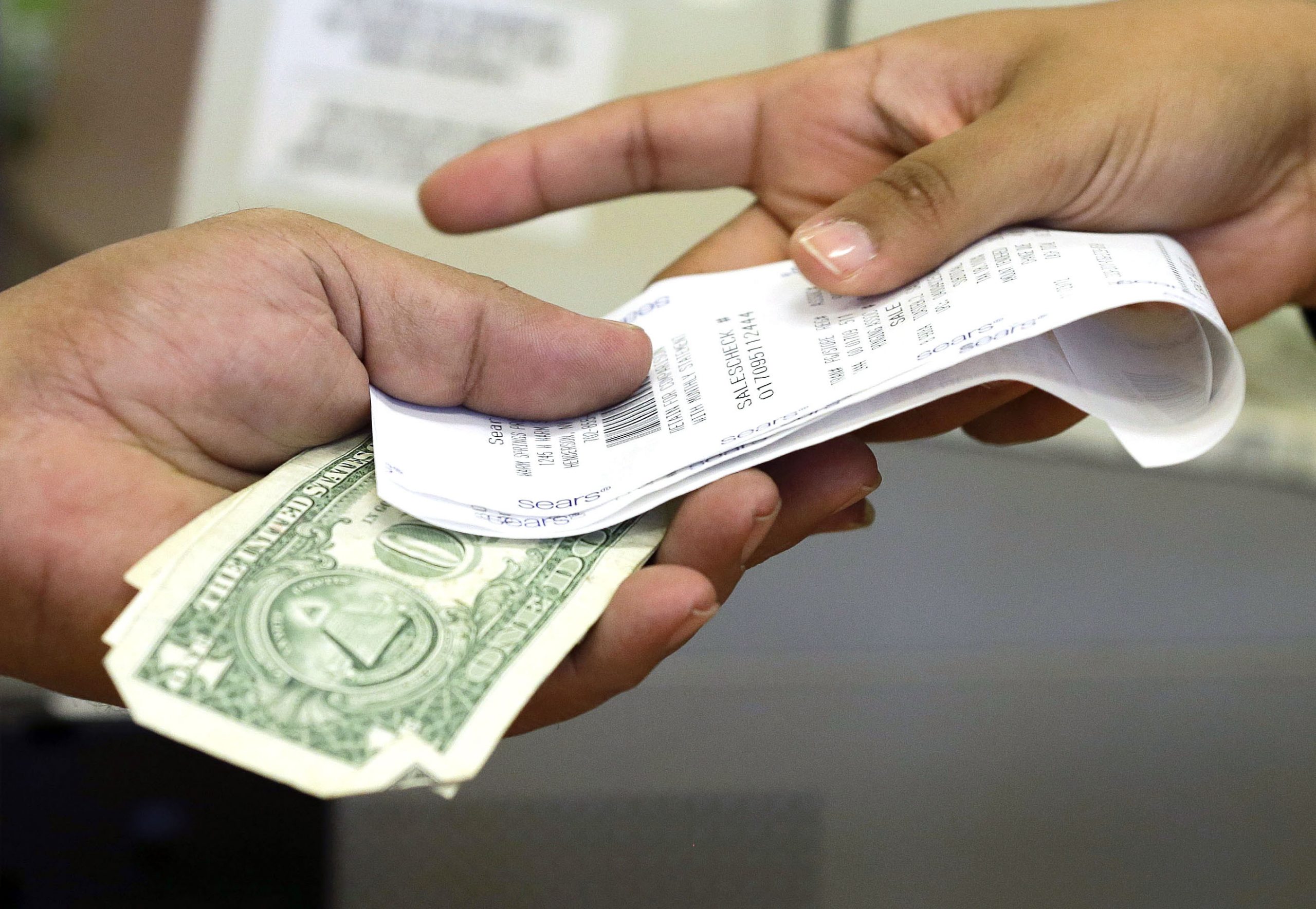 US consumer spending dips 0.1 percent
