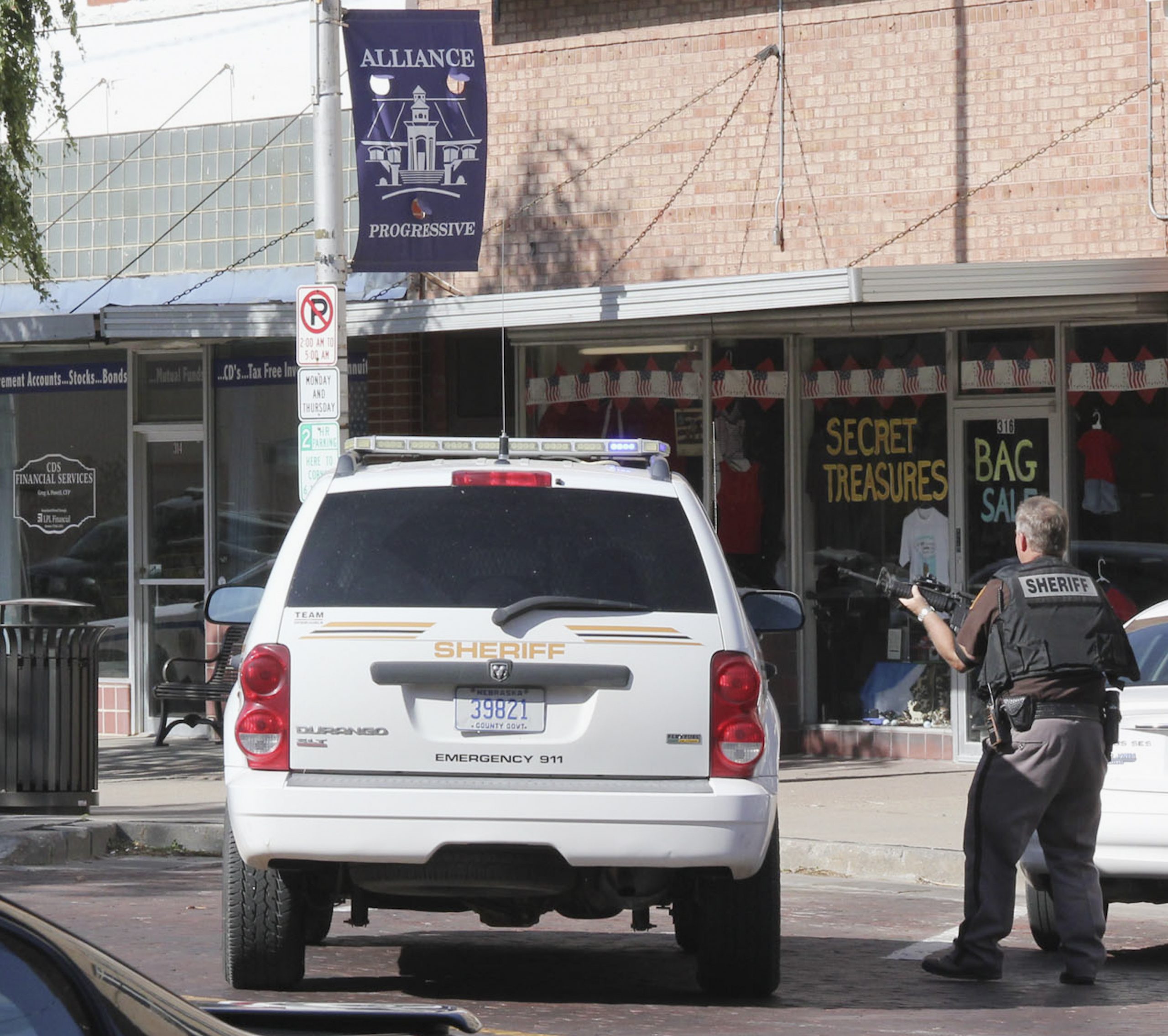 Hostage escapes gunman, 3 officers injured in Neb.