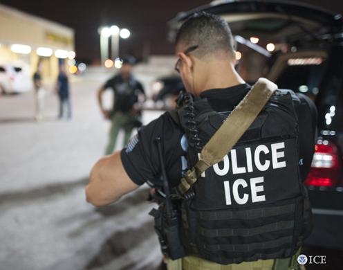 Federal authorities leave police to release 17 undocumented immigrants near Phoenix