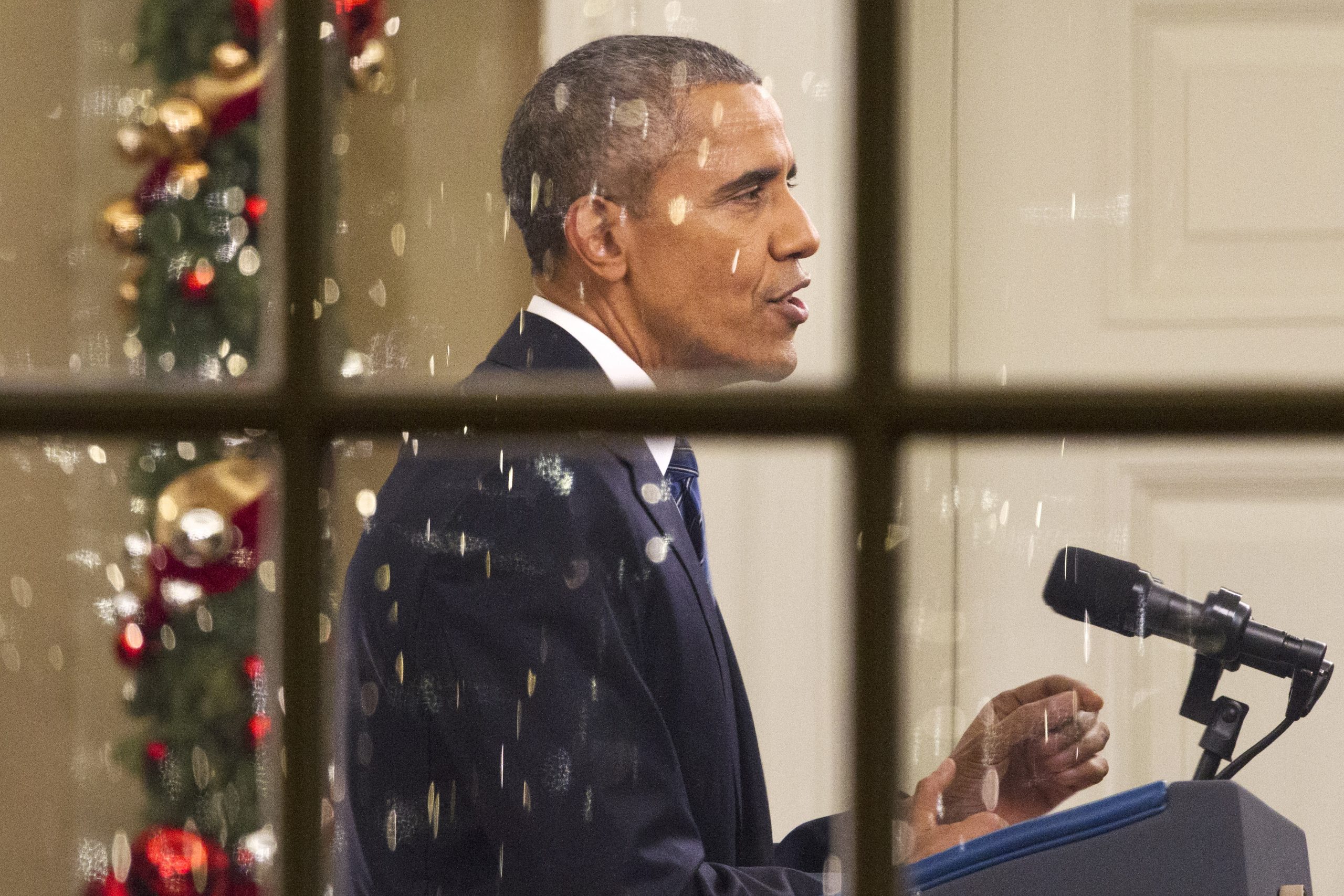 Obama’s gift: Feds get half-day off for Christmas Eve