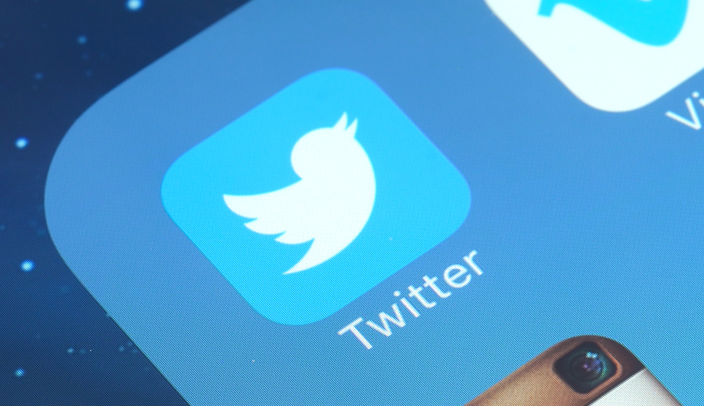 Twitter suspends 300,000 accounts linked to terrorism