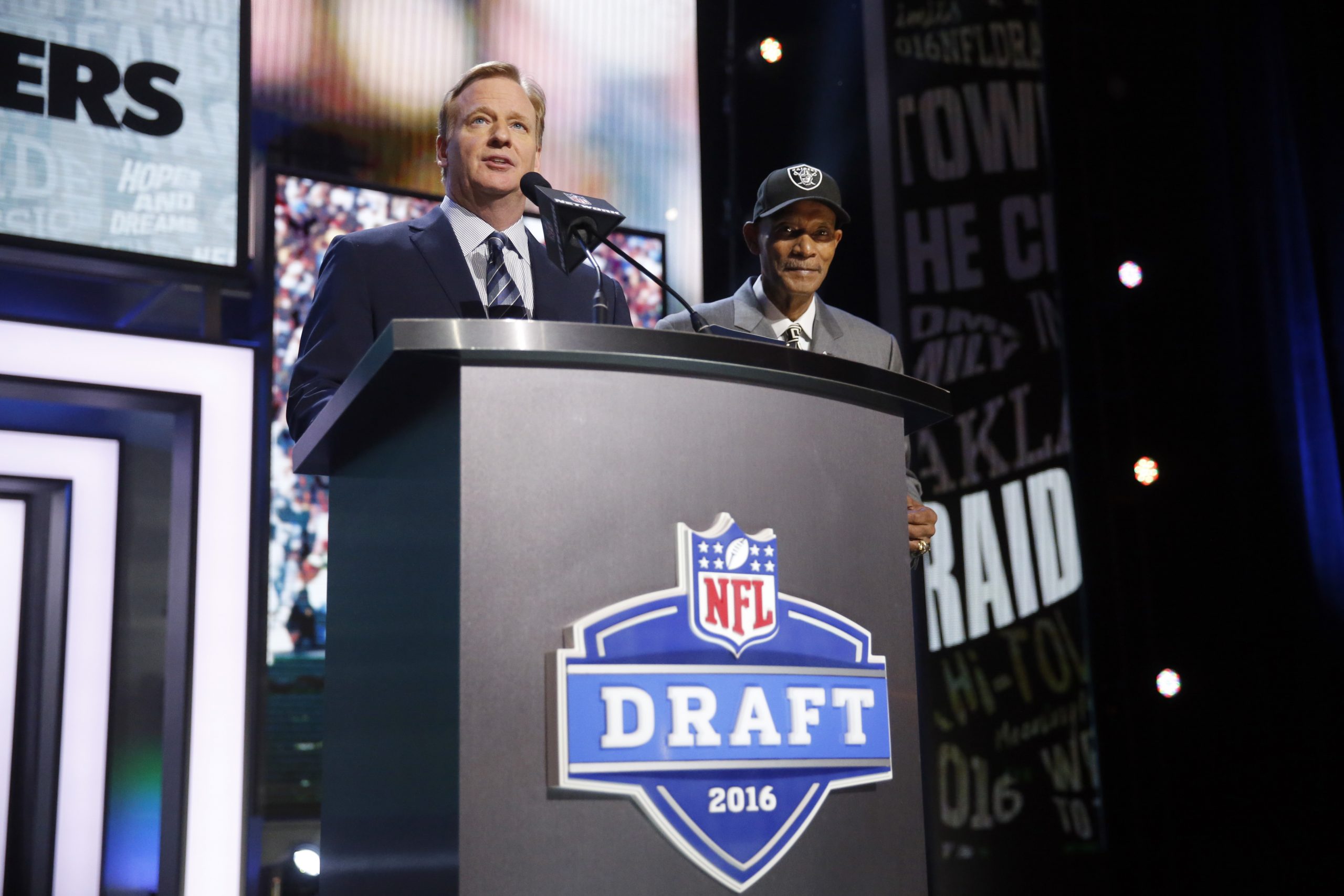 NFL to repay $700K to taxpayers for military tributes