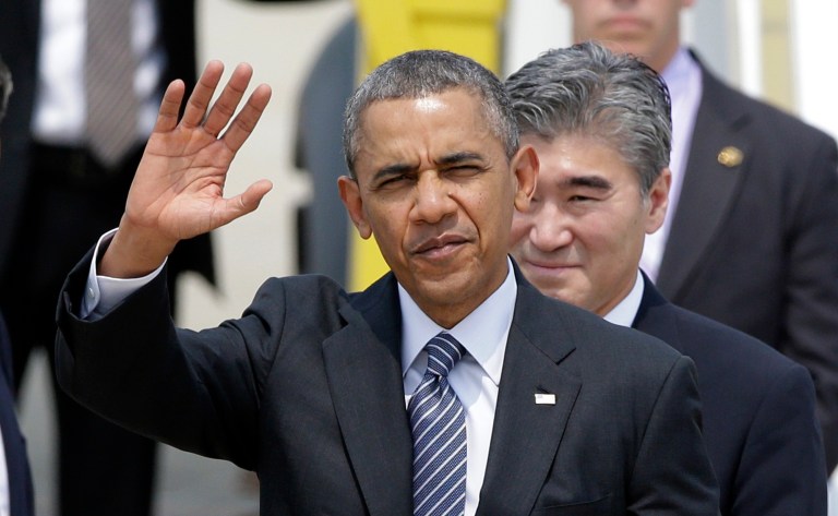 U.S. President Barack Obama waves upon his arrival for two-day visit at Osan Air Base in Pyeongtaek, south of Seoul, South Korea, Friday, April 25, 2014. (AP Photo/Lee Jin-man)