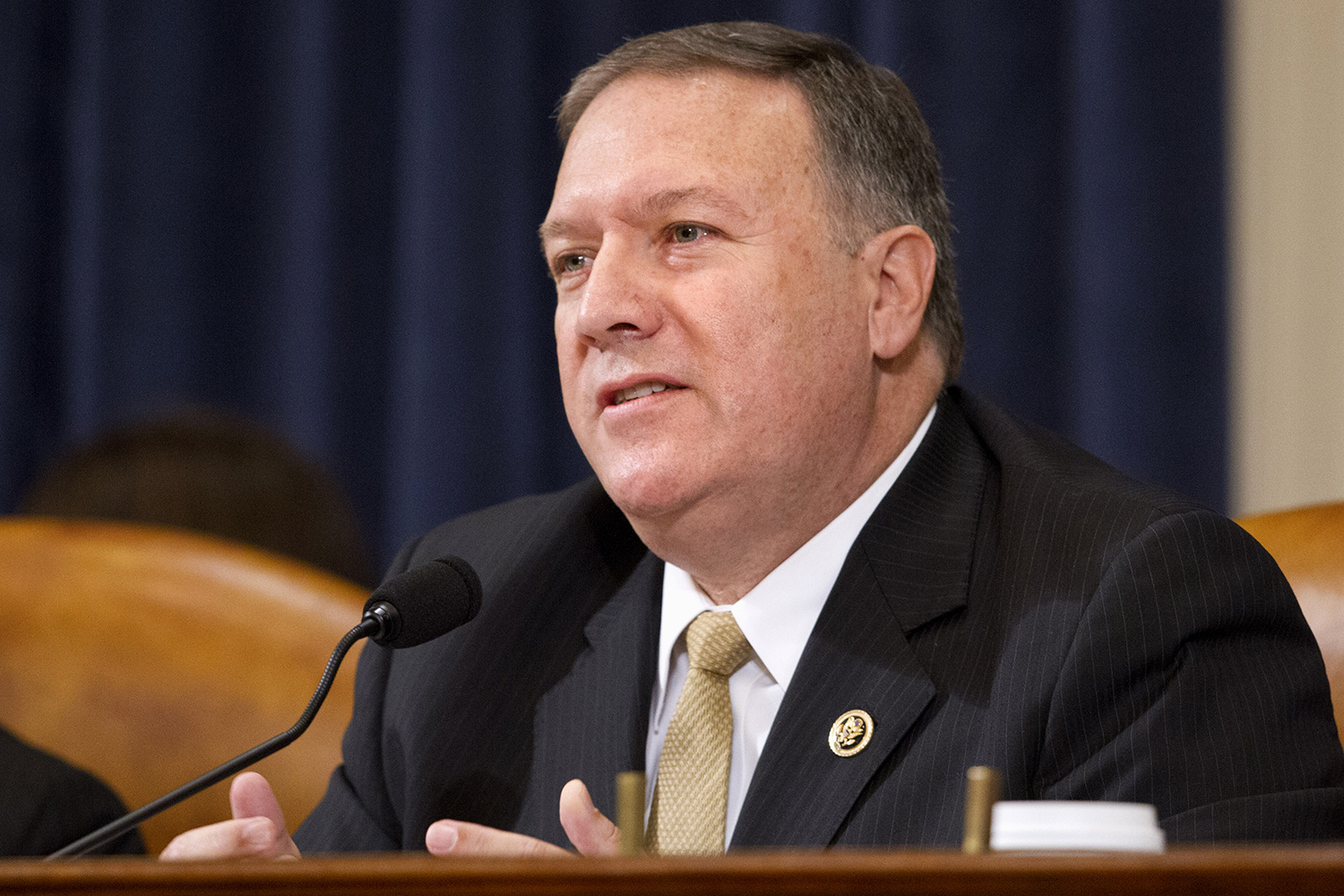 Pompeo: Clinton server like putting classified info on Twitter