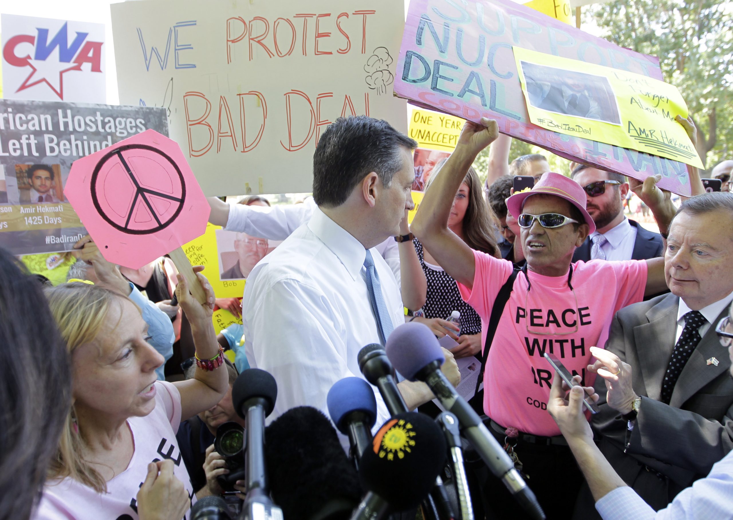 Ted Cruz and peace activists battle it out in front of White House