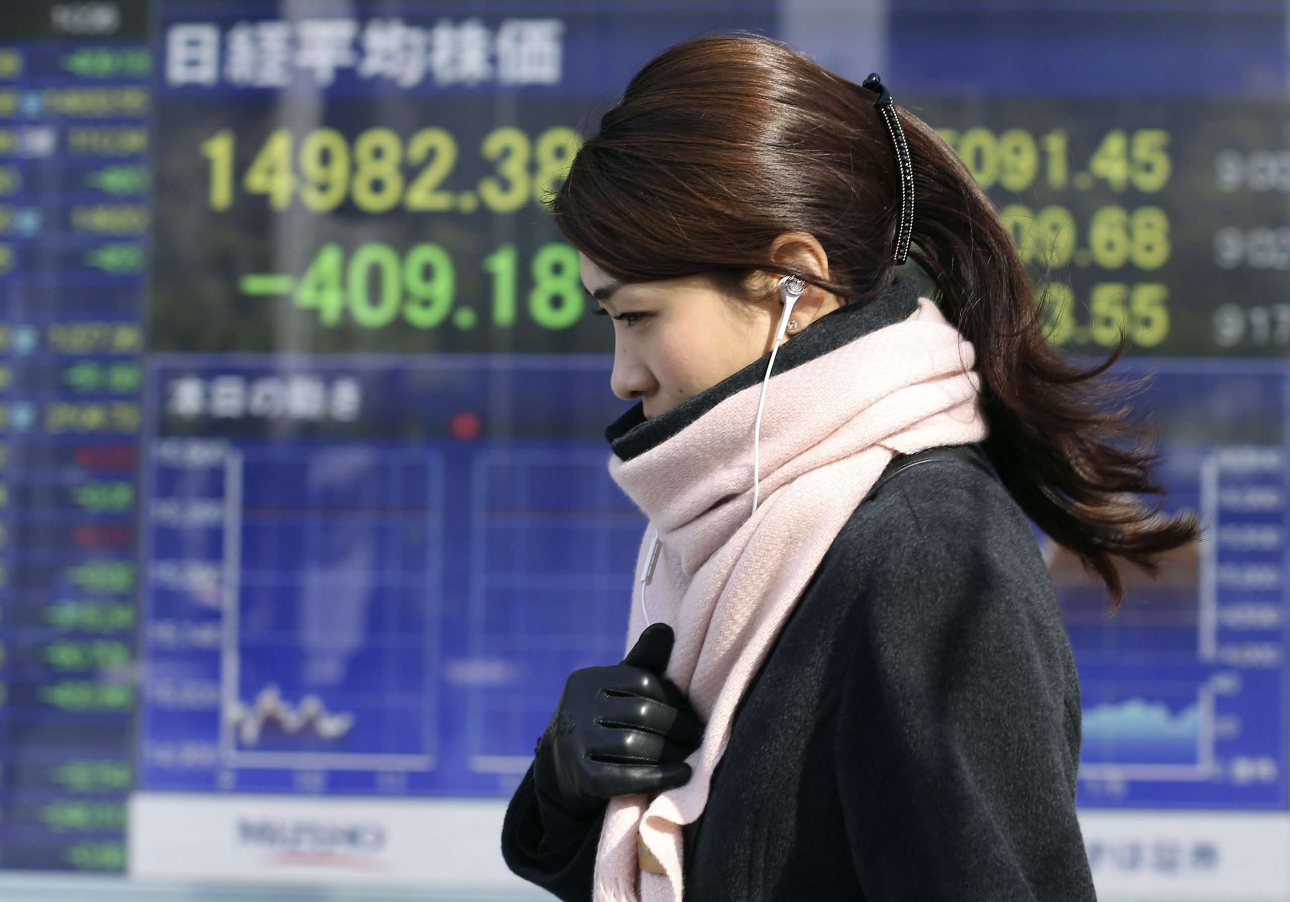 Asian stocks sink over global economy fears