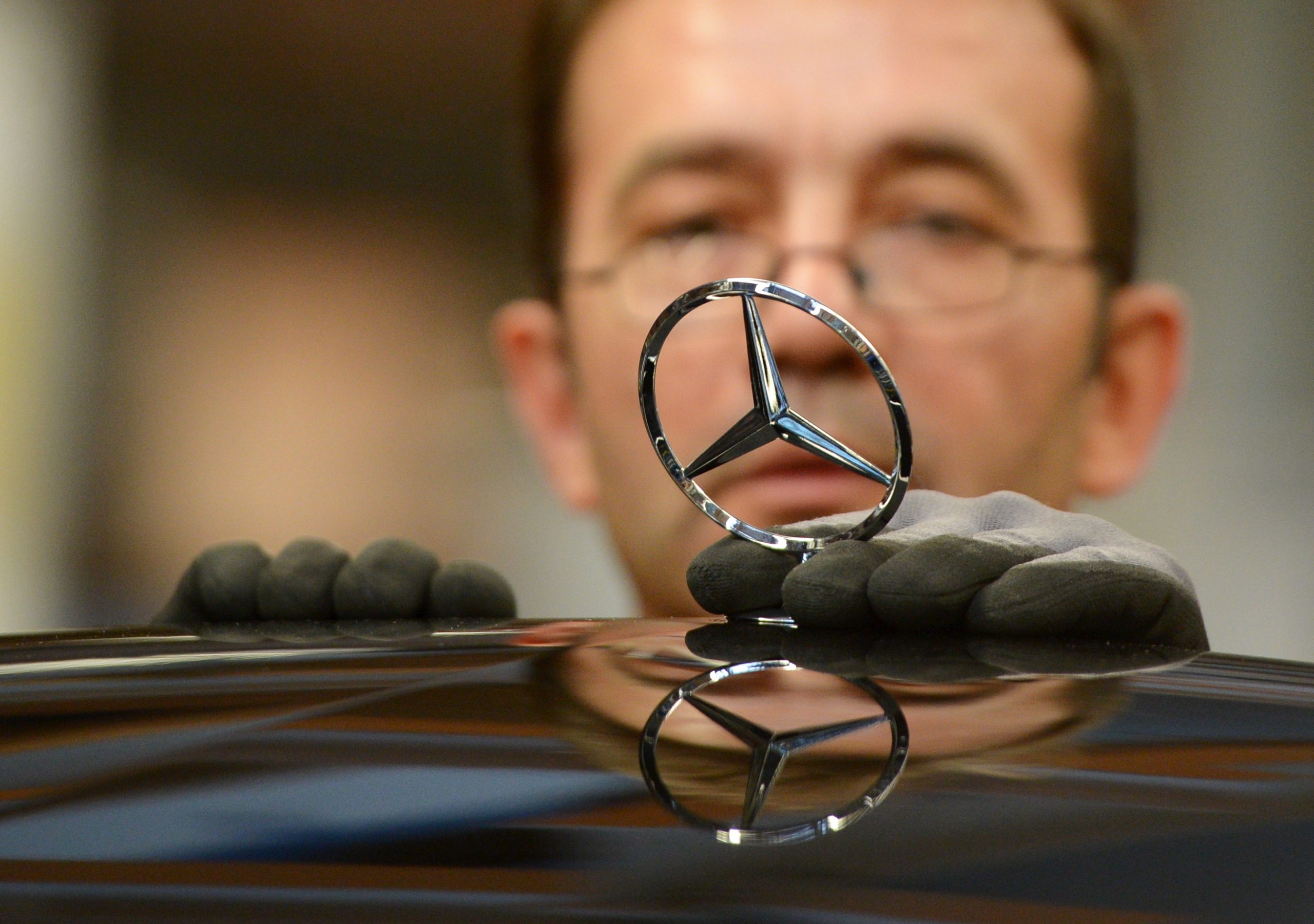 Automaker Daimler rebounds in Q4