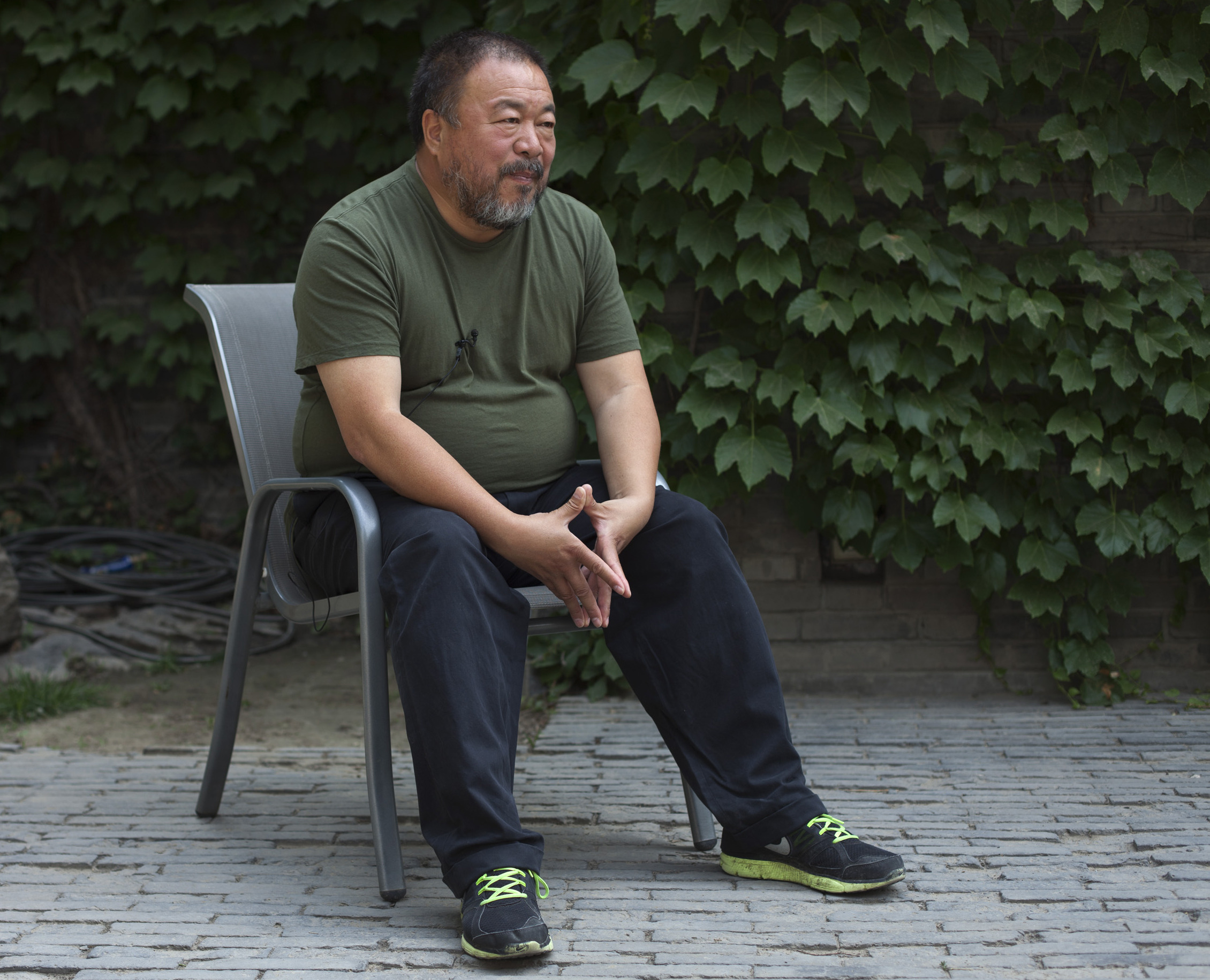 Ai Weiwei says US artist wrong to smash his vase