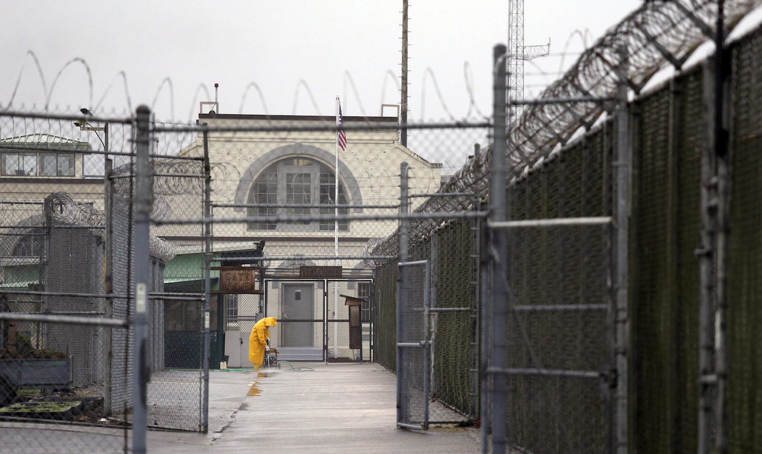 Justice Dept. moves to phase out private prisons