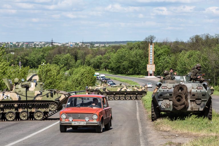U.S. soldiers examine a Ukrainian T-80 tank on the third day of the 'Rapid Trident' bilateral military exercises between the United States and Ukraine that include troops from a variety of NATO and non-NATO countries on Sept. 17, 2014 near Yavorov, Ukraine. (Photo by Sean Gallup/Getty images)