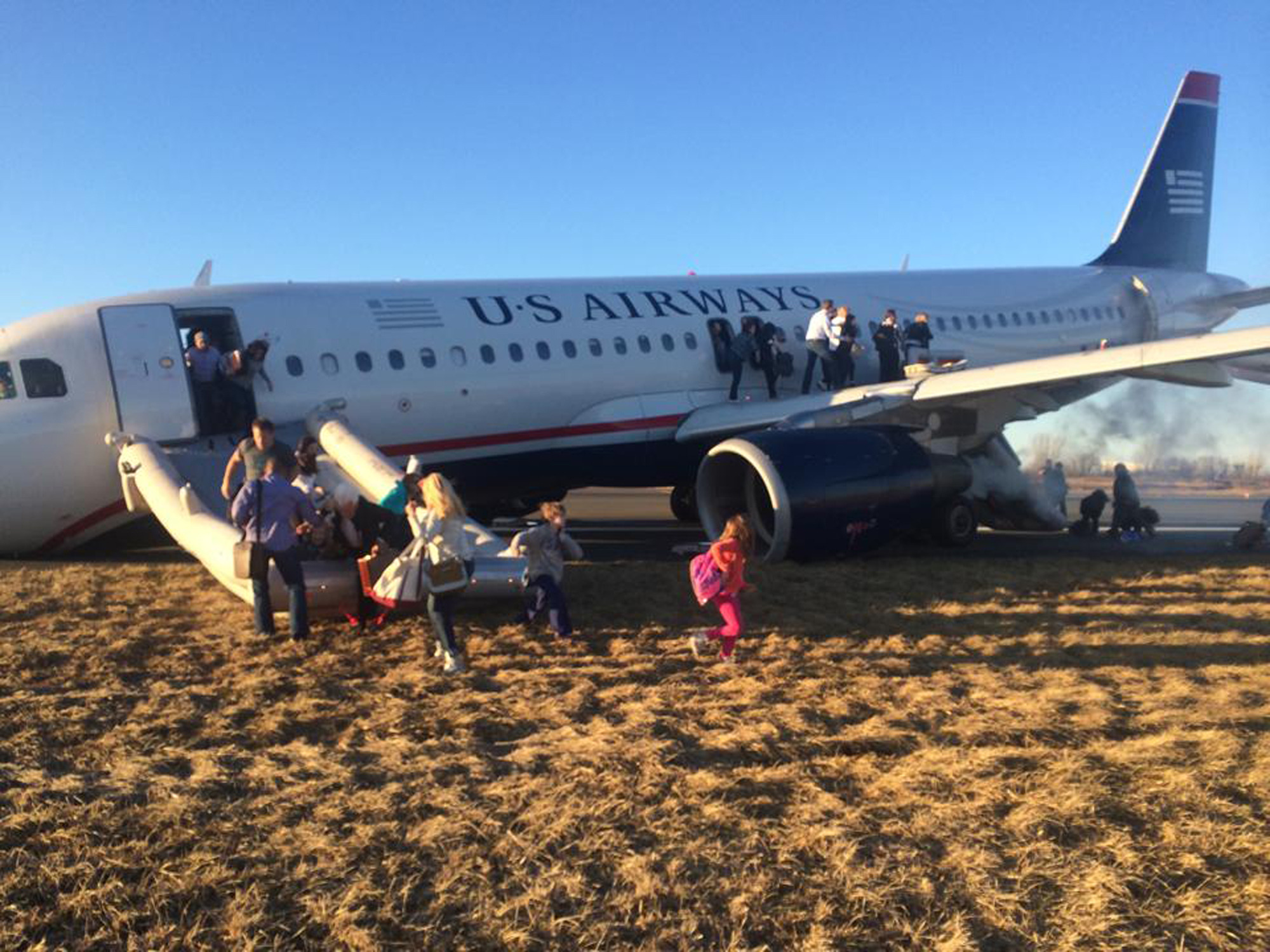 Jet aborts takeoff after gear failure in Philly
