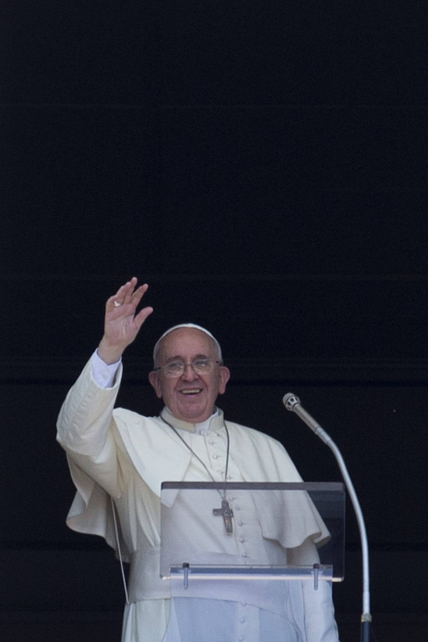 Pope expresses outrage at violence in Iraq