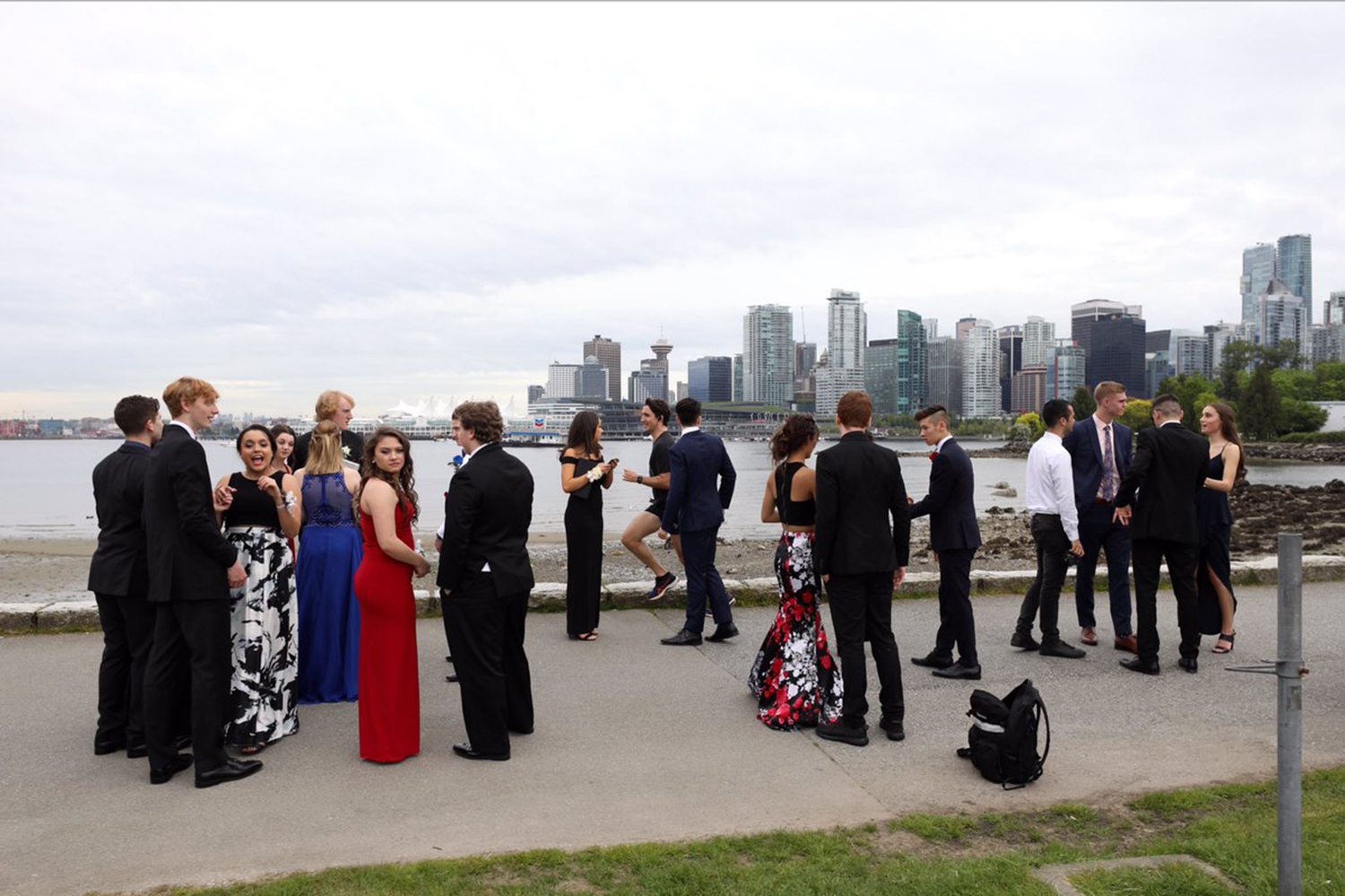 Jogging Justin Trudeau photobombs high schoolers heading to prom