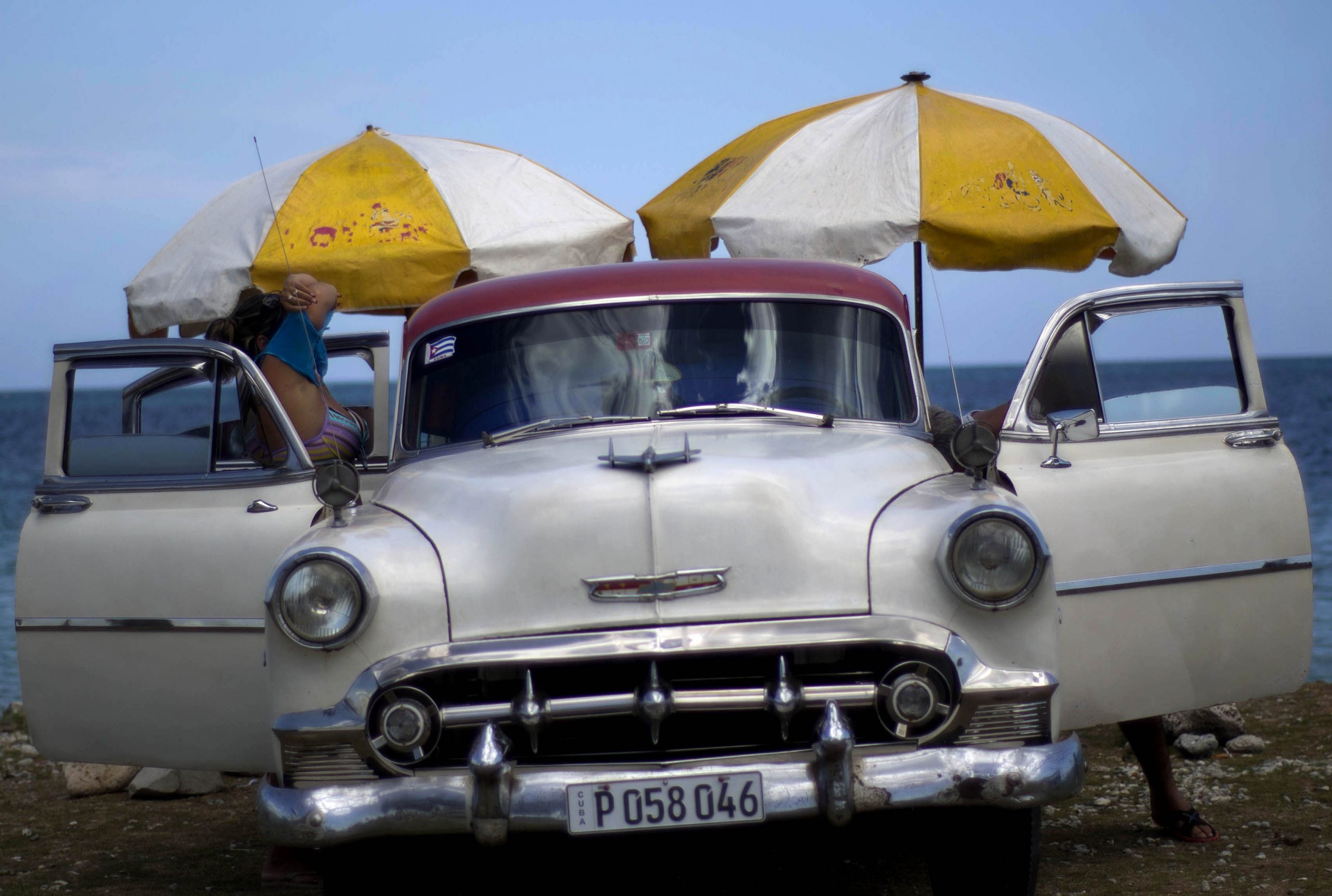 AP PHOTOS: Cubans trek to beach to cool off