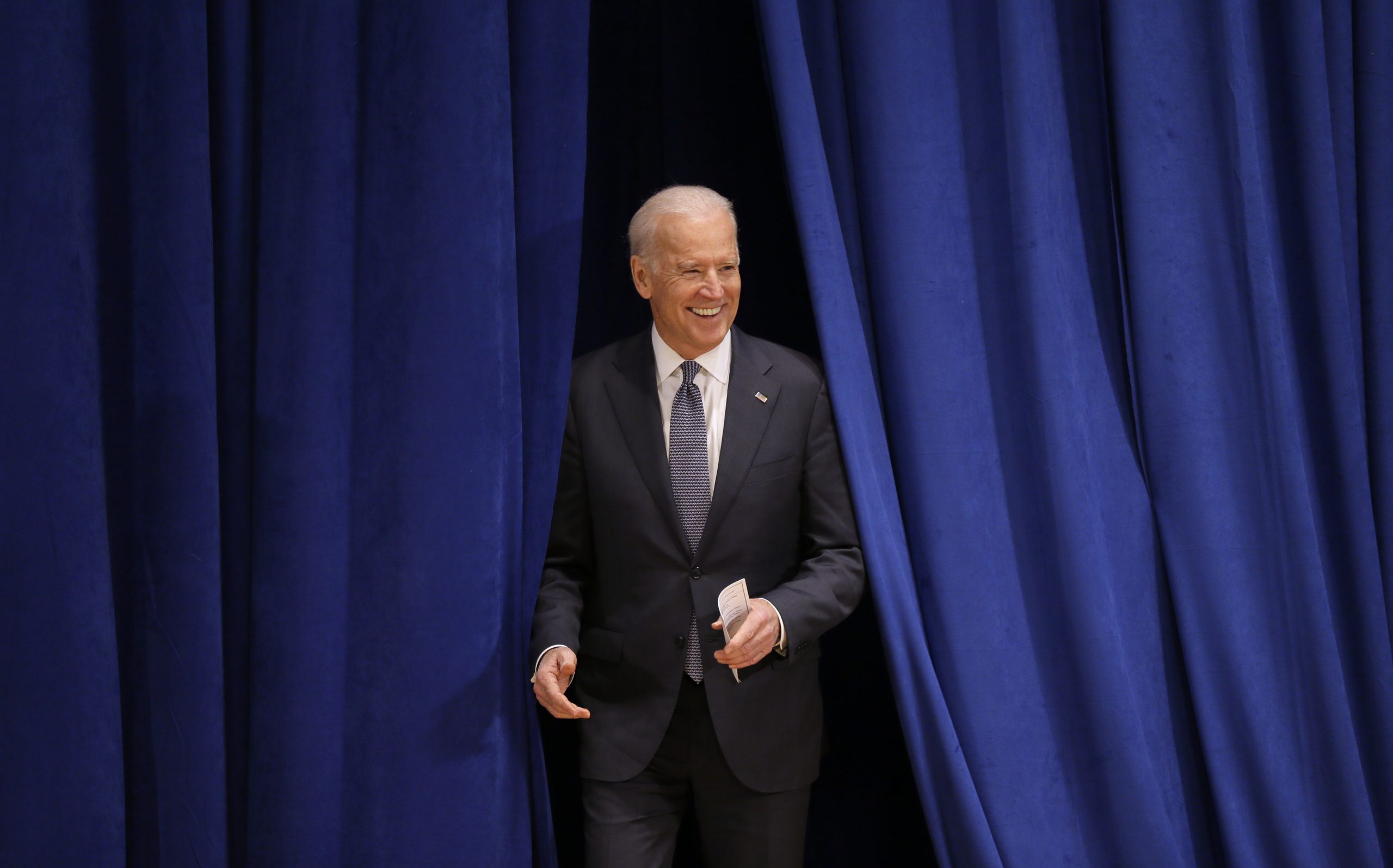 Biden hits 2016 themes in Iowa