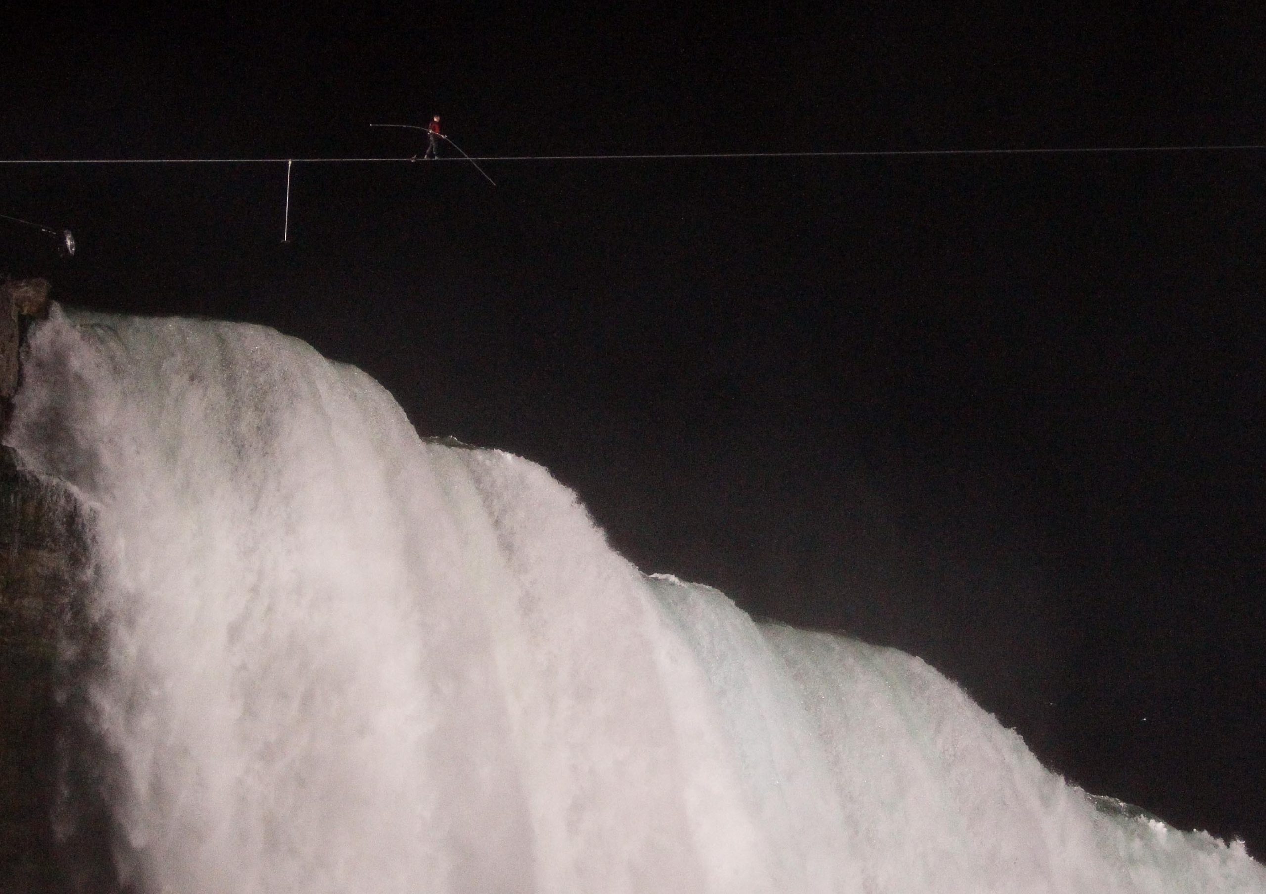 Wallenda exuberant after wire walk across Falls