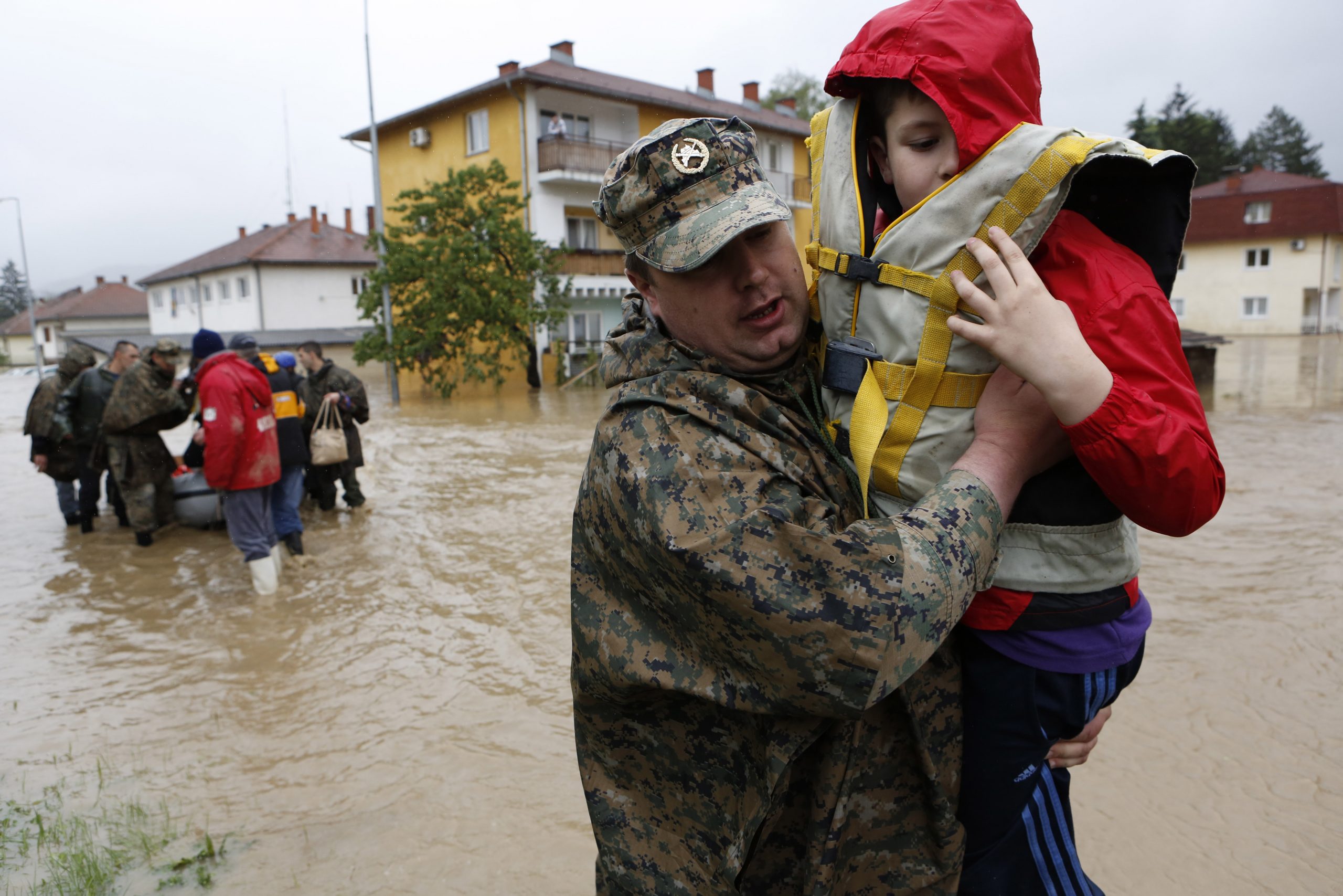 Thousands wait for evacuation from Balkan floods