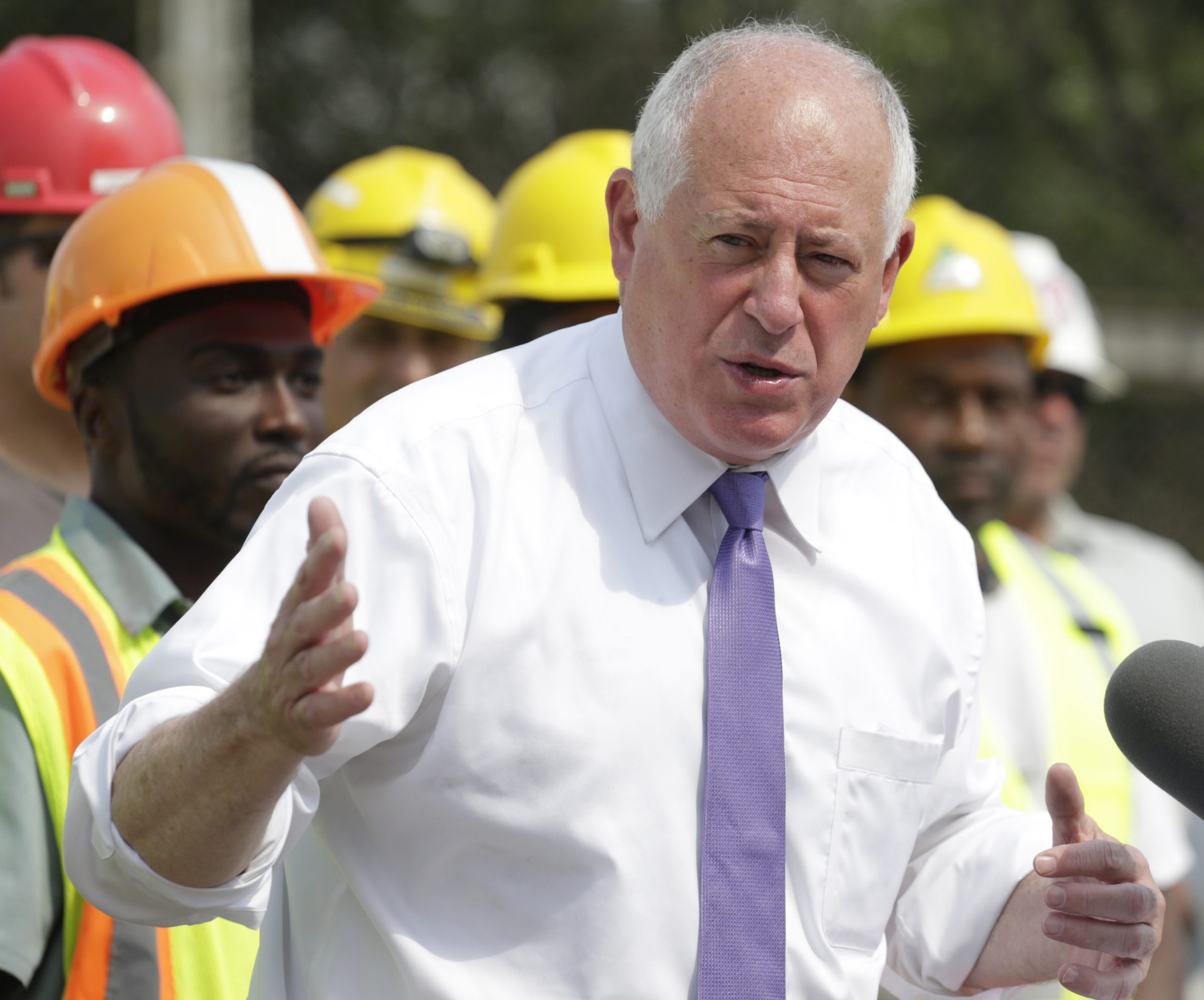 Quinn signs $1B plan for road repair in Illinois