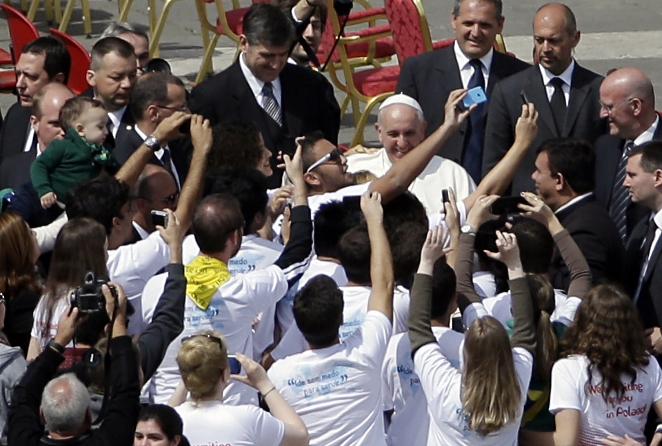 Pope poses for ‘selfies’ after Palm Sunday homily