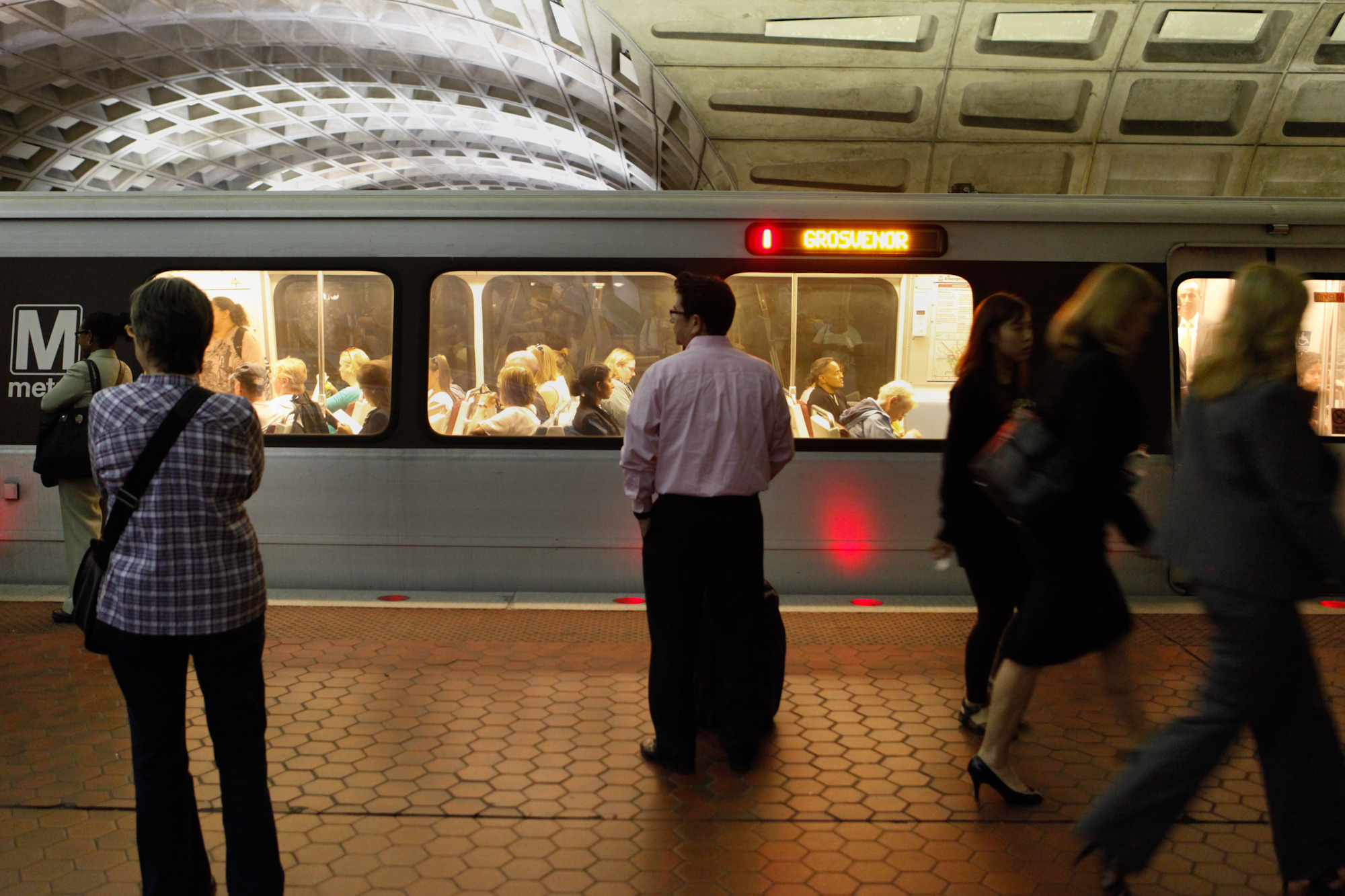 Metrorail closes an hour earlier than promised in clock change snafu