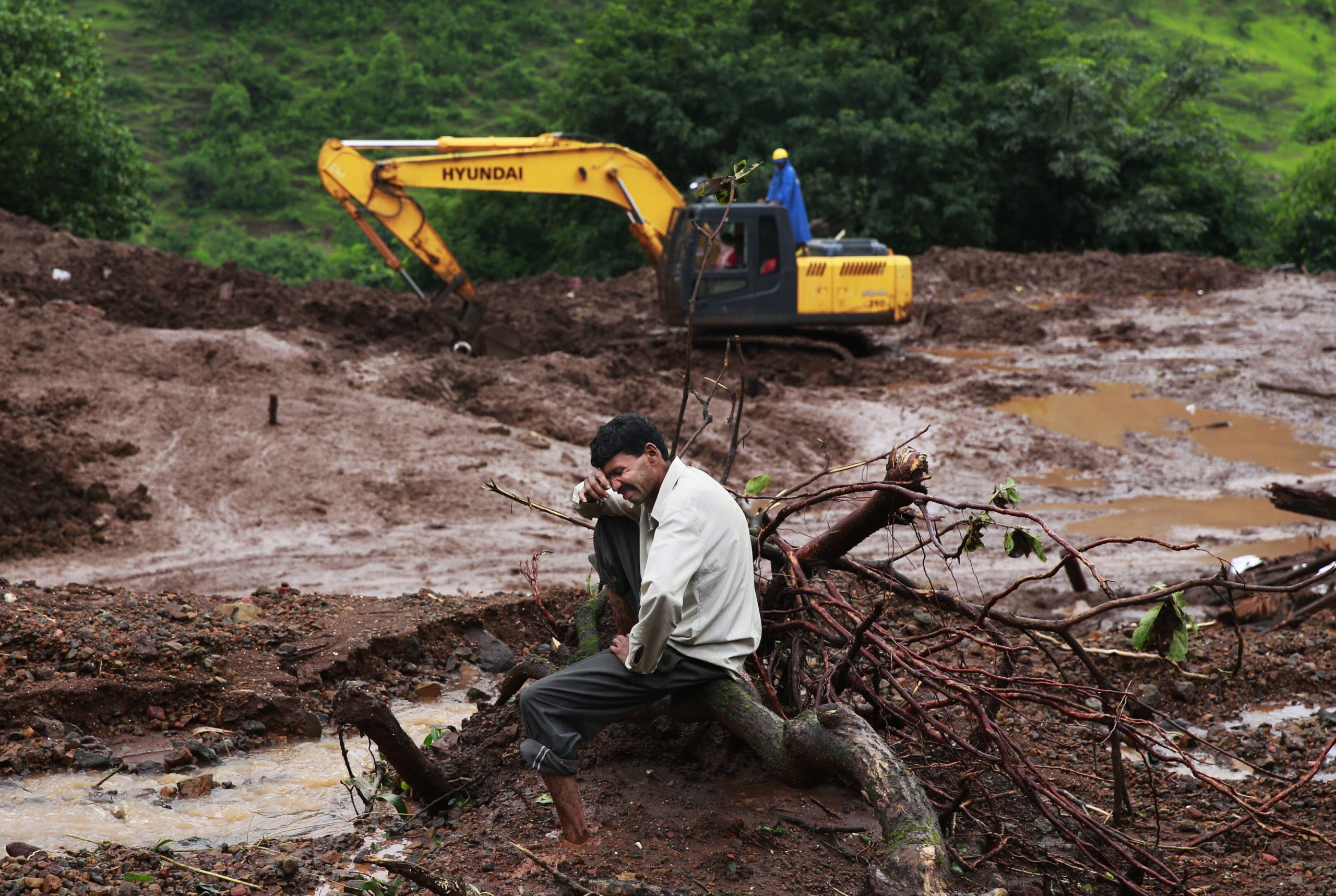 Mud, rain hamper landslide rescue in India