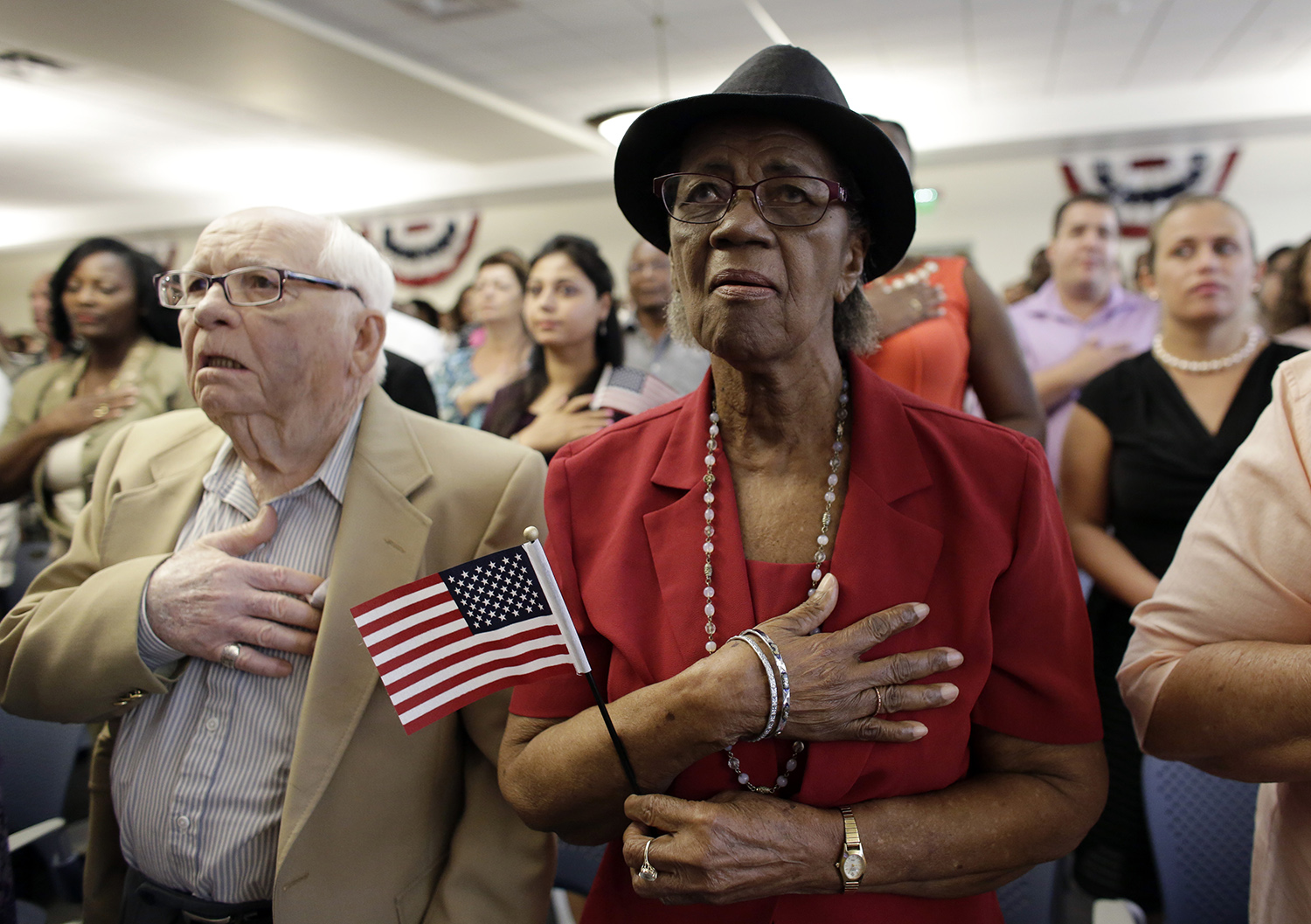 Feds halt naturalizations over background check flaw