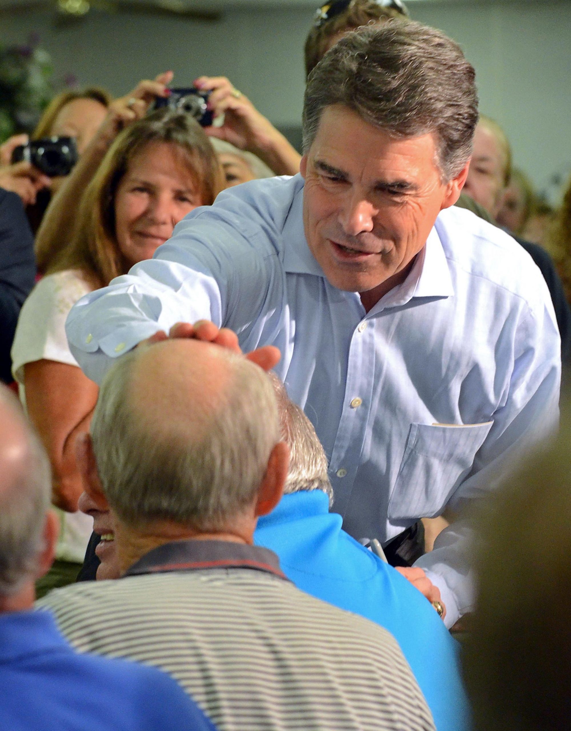 Perry adding high-profile Washington pros to staff