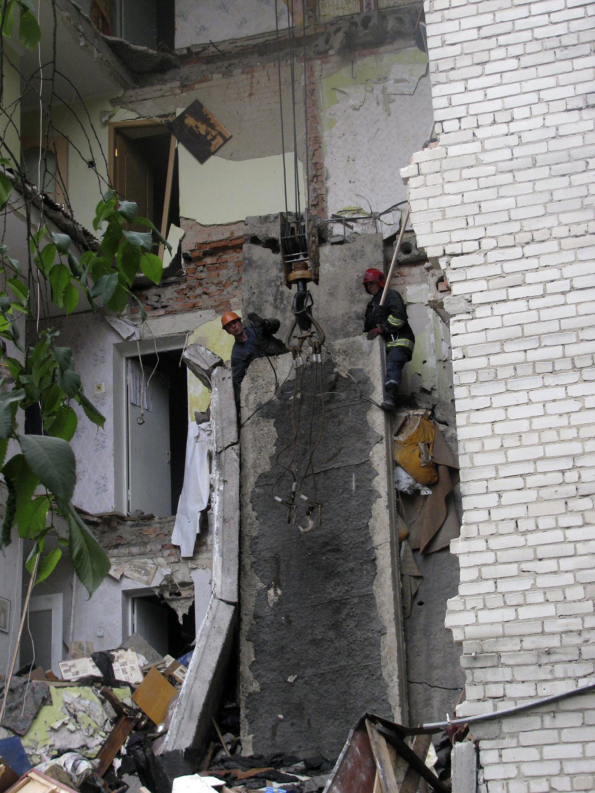 Building partially collapses in Ukraine, 2 dead