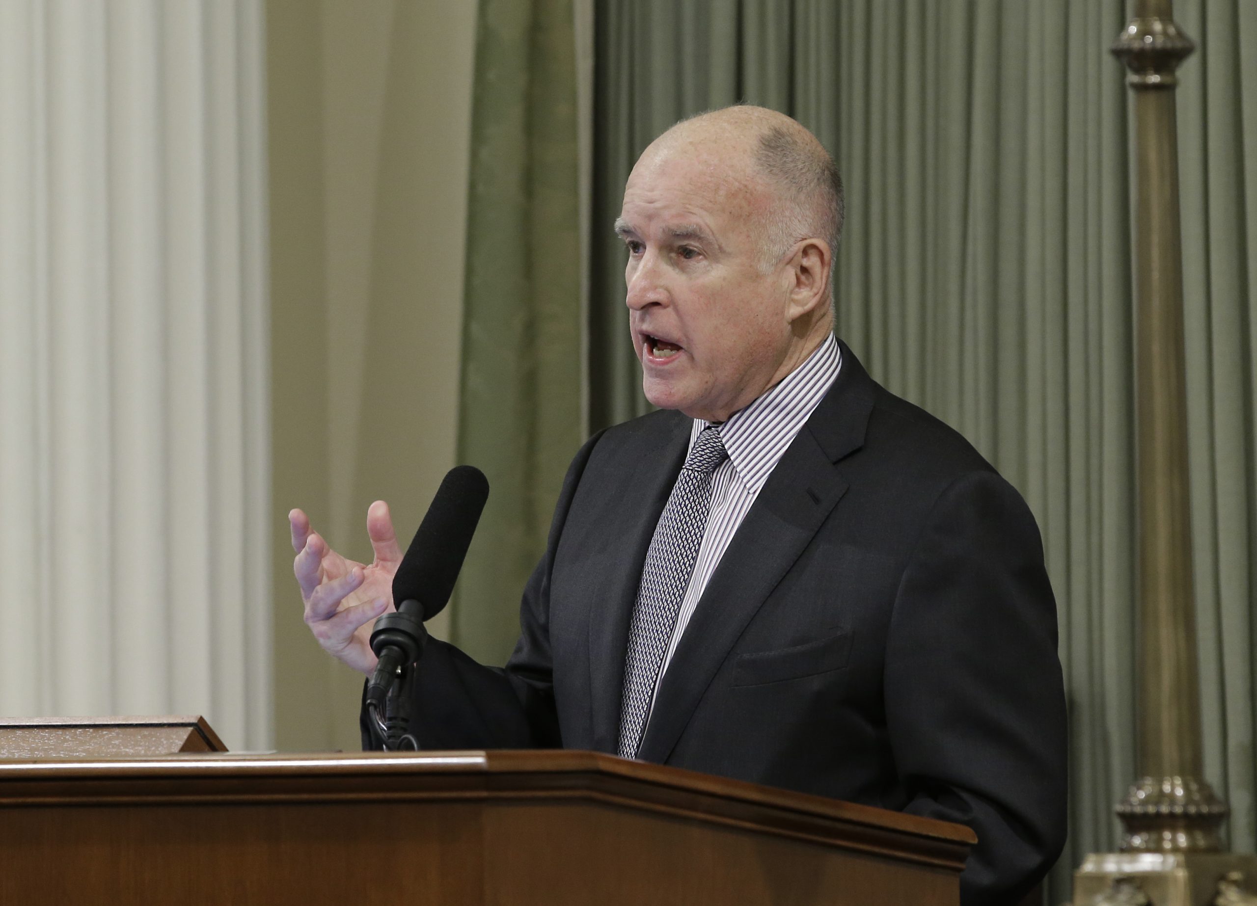 Calif.’s Brown snubs $15 min wage push