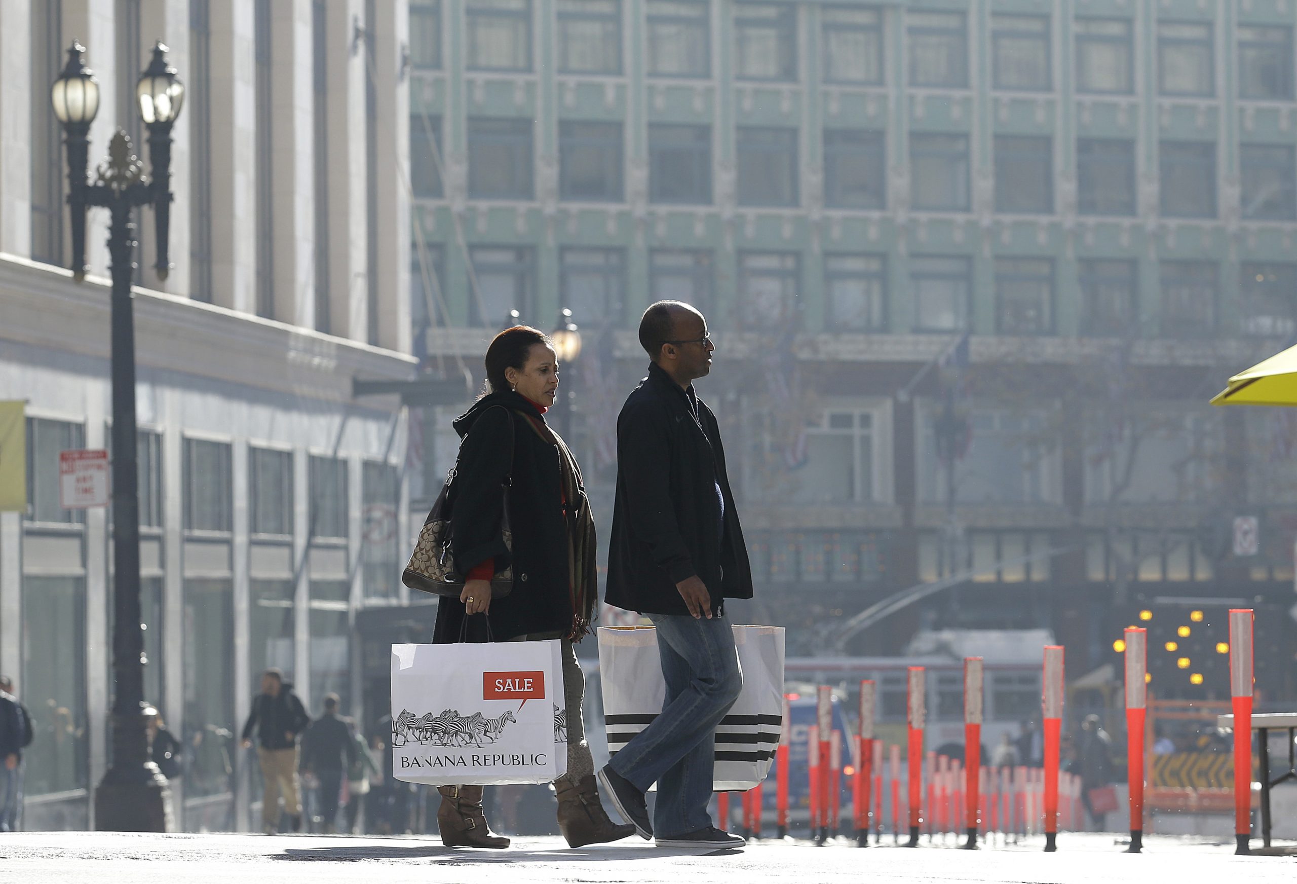 US consumer spending up 0.4 percent in December