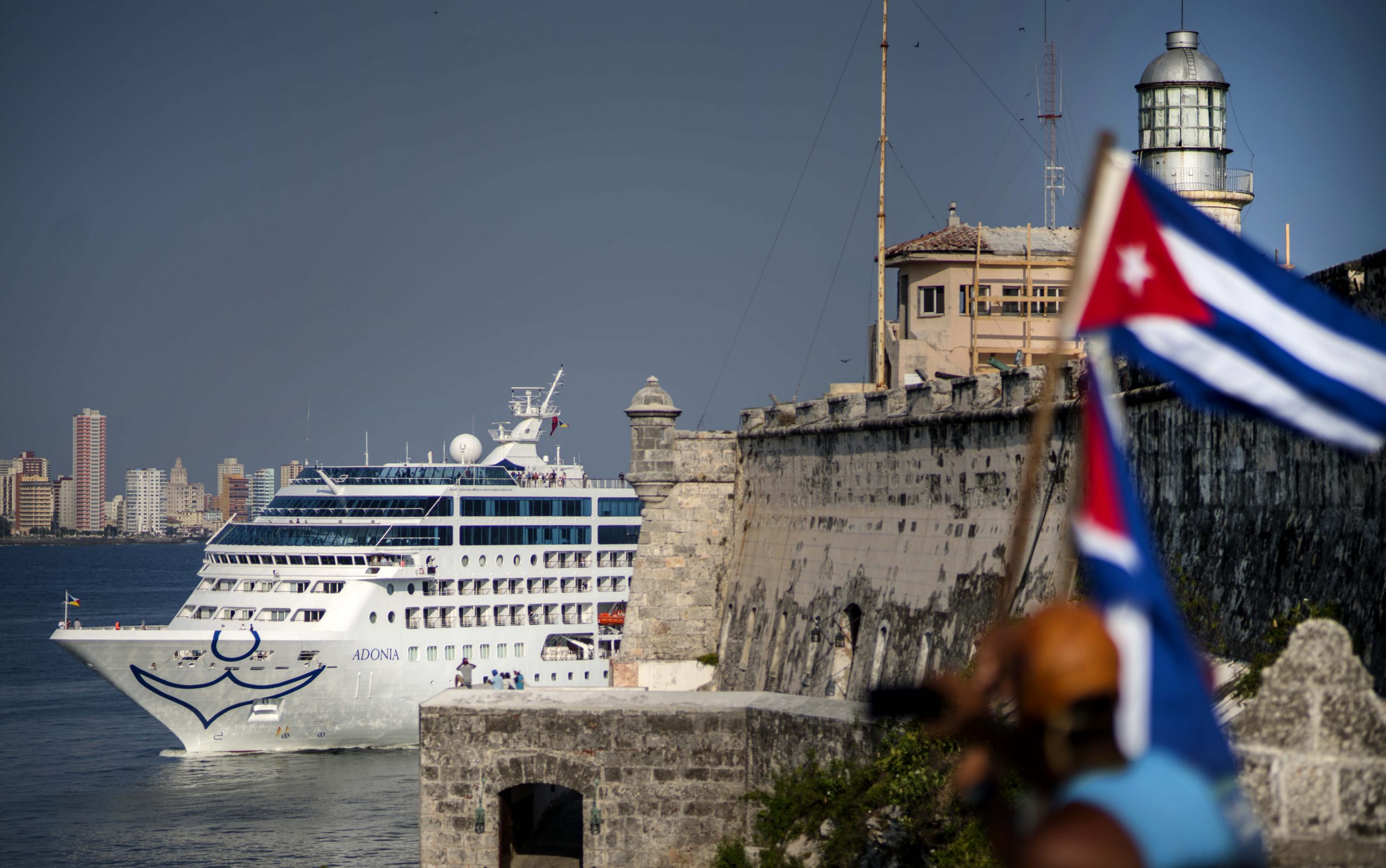 Majority of senators support bill to allow travel to Cuba