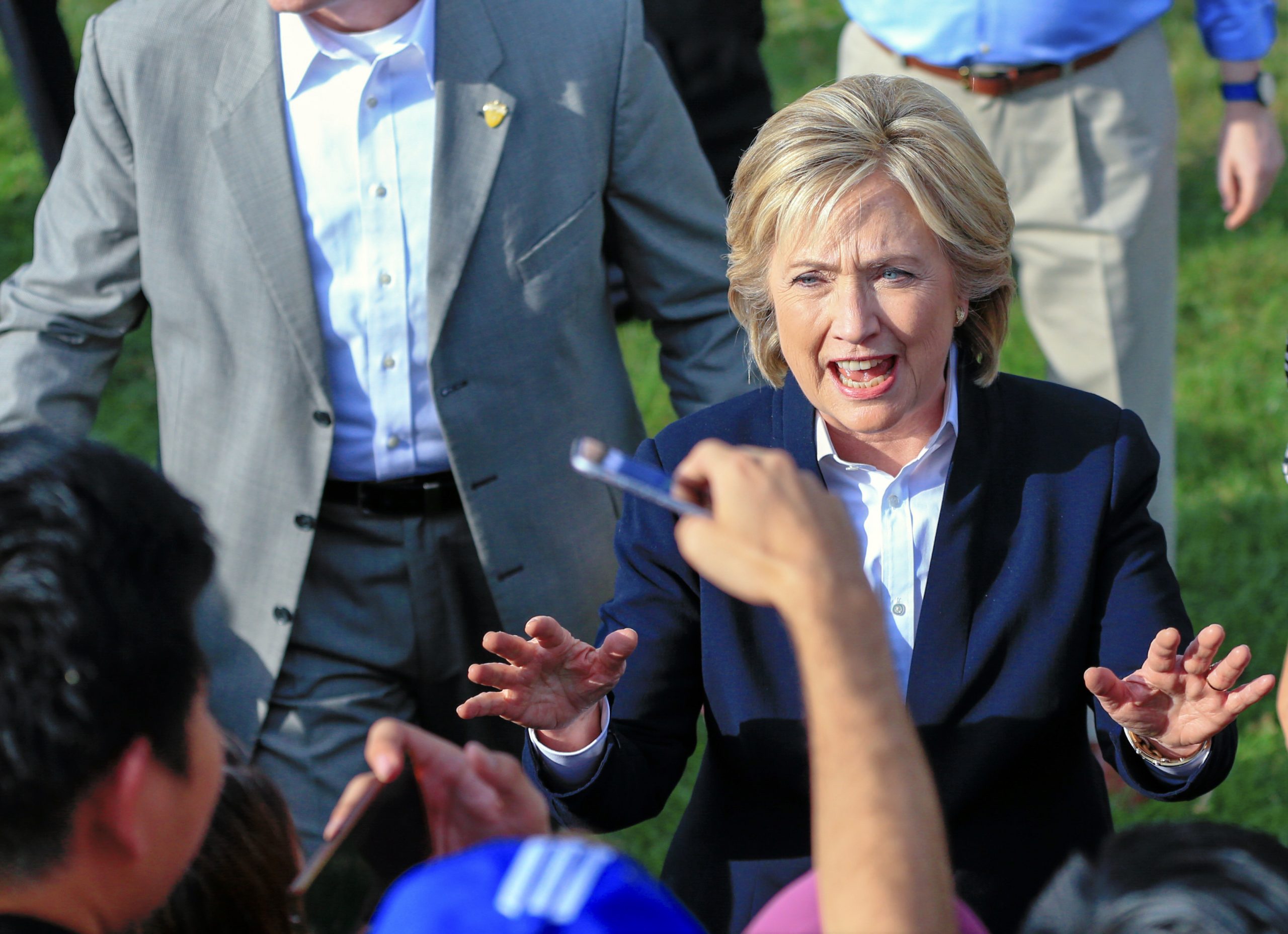 Clinton campaign downplays big lead in Iowa polls