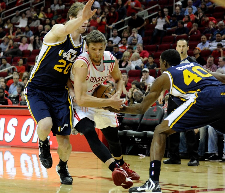   Houston Rockets' Chandler Parsons, center, drives between Utah Jazz defenders Gordon Hayward (20) and Jeremy Evans (40) in the first half of an NBA basketball game on Saturday, Dec. 1, 2012, in Houston. (AP Photo/Pat Sullivan)  