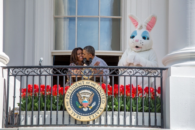 President Barack Obama kisses First Lady Michelle Obama after introducing her at the annual Easter Egg Roll on the South Lawn of the White House, April 21, 2014. (Official White House Photo by Chuck Kennedy)