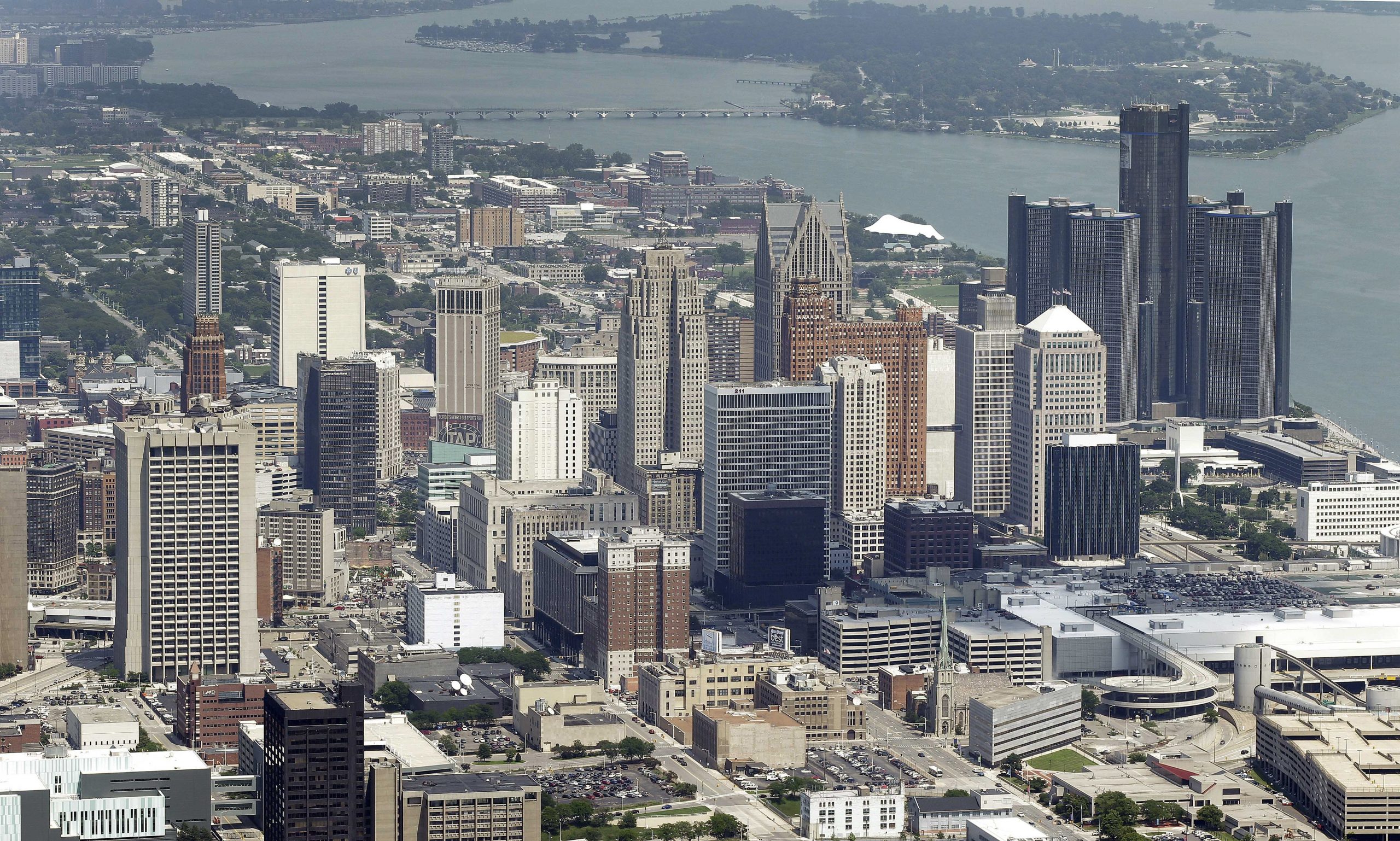 Judge approves Detroit swaps deal with 2 banks