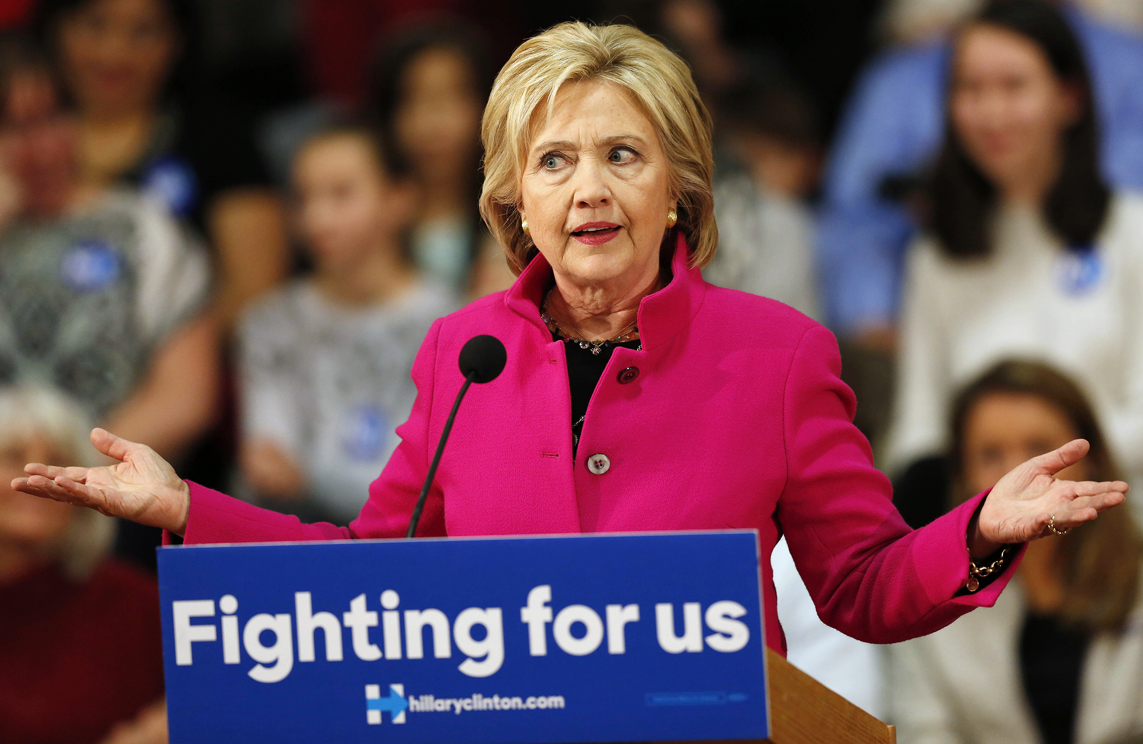 Clinton highlights bad press to attack Trump