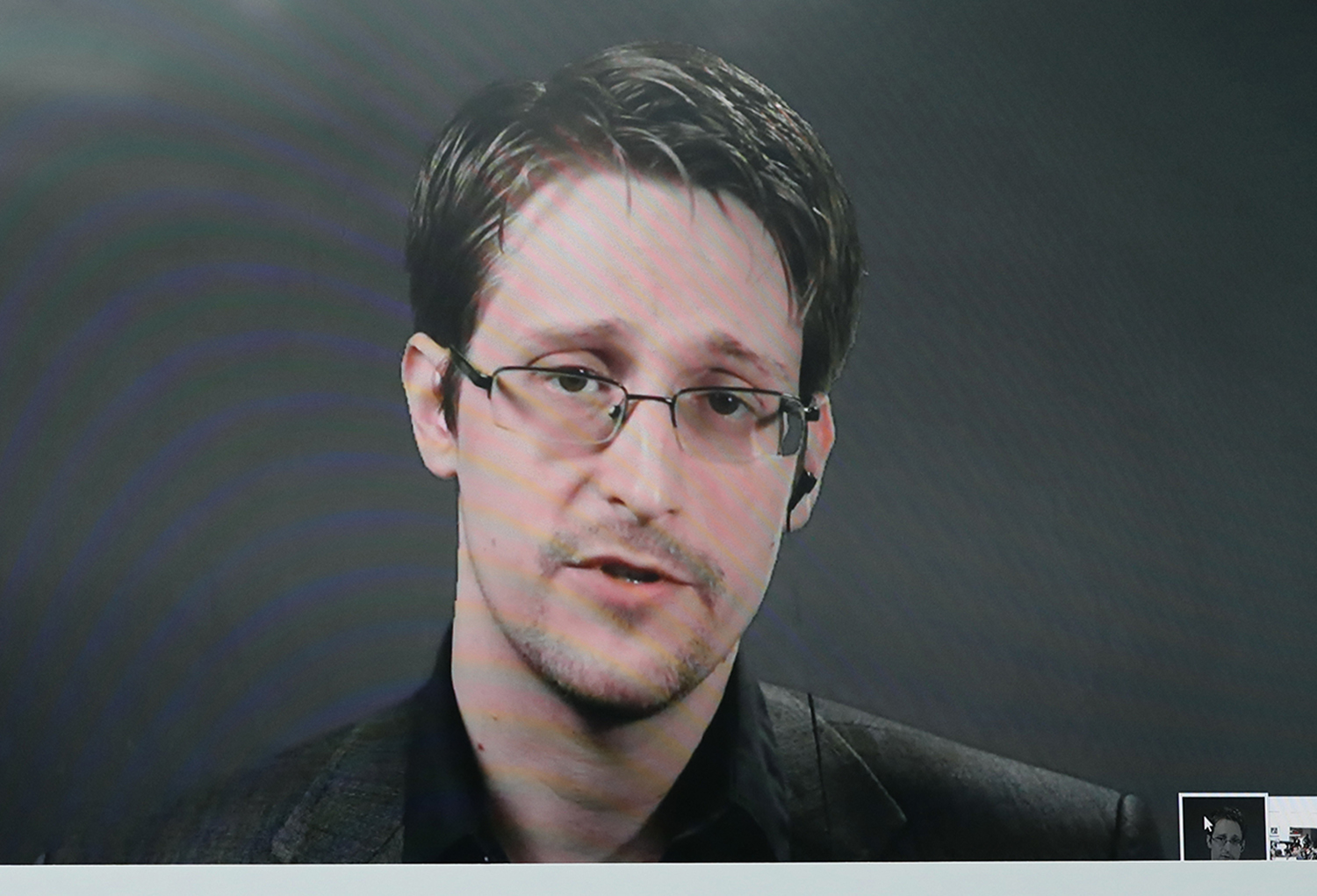 Snowden asks for Christmas gift of helping refugees who helped him