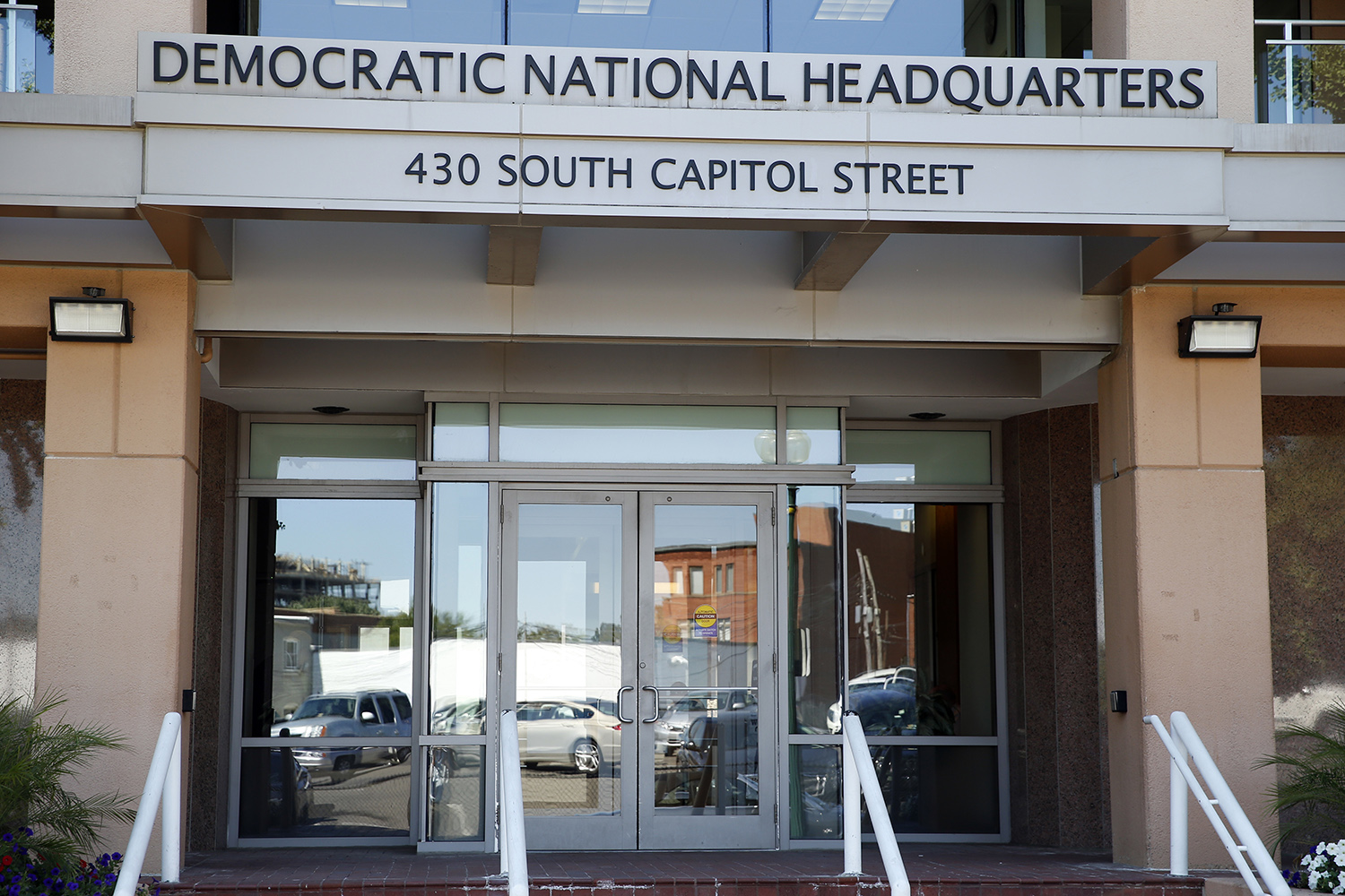 Alleged DNC hacker starts a blog, posts stolen files