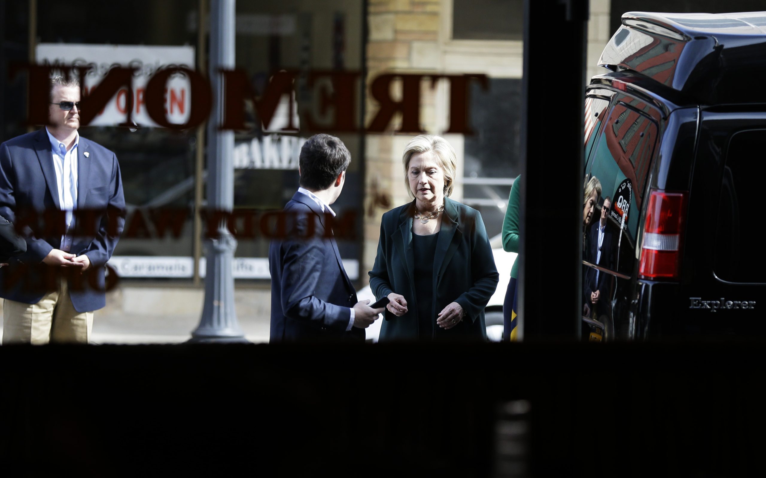 GOP dirt diggers dog Clinton