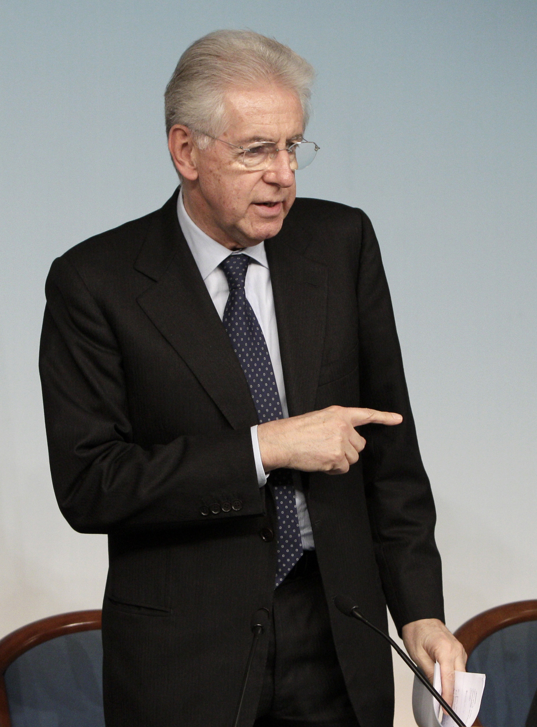 Italy awaits market reaction to Monti exit soon