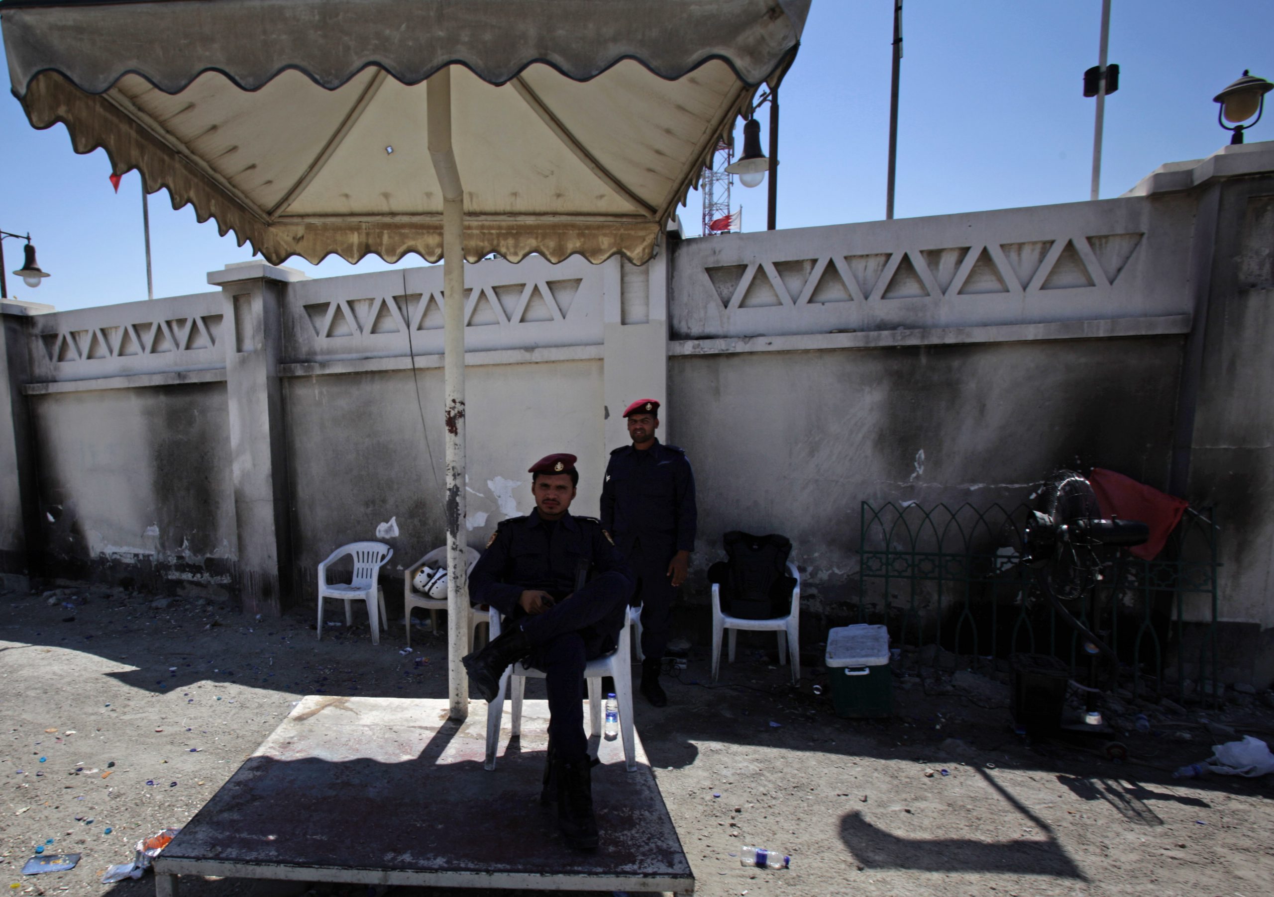 Bahrain: Firebombers damage shops near police post