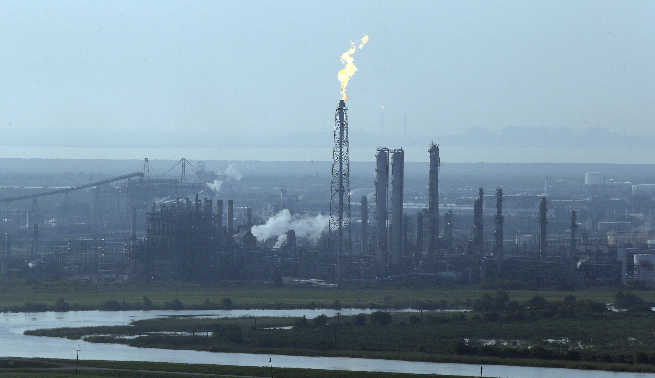 Largest US refinery slowly comes back to life after Harvey